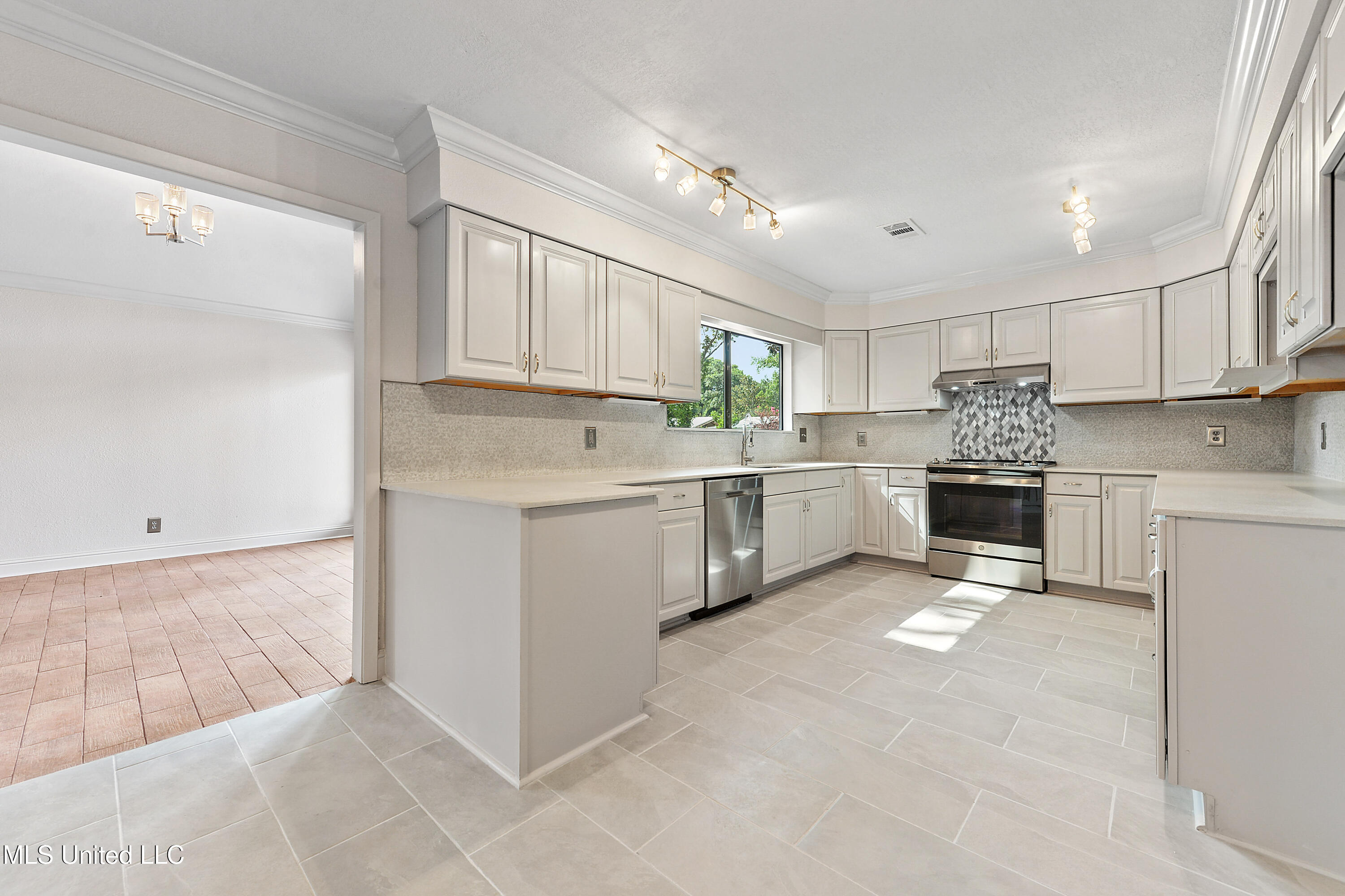 110 Simon Boulevard Property Photo 23