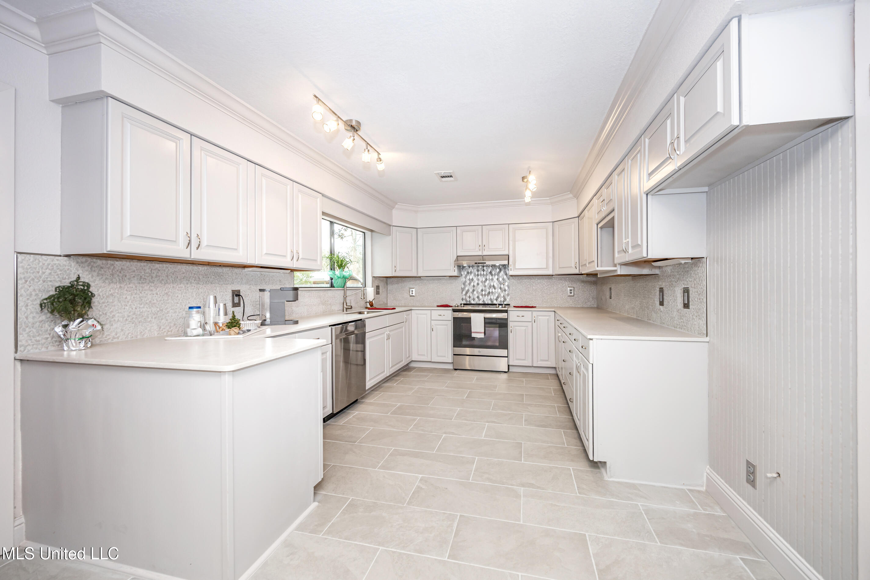 110 Simon Boulevard Property Photo 25