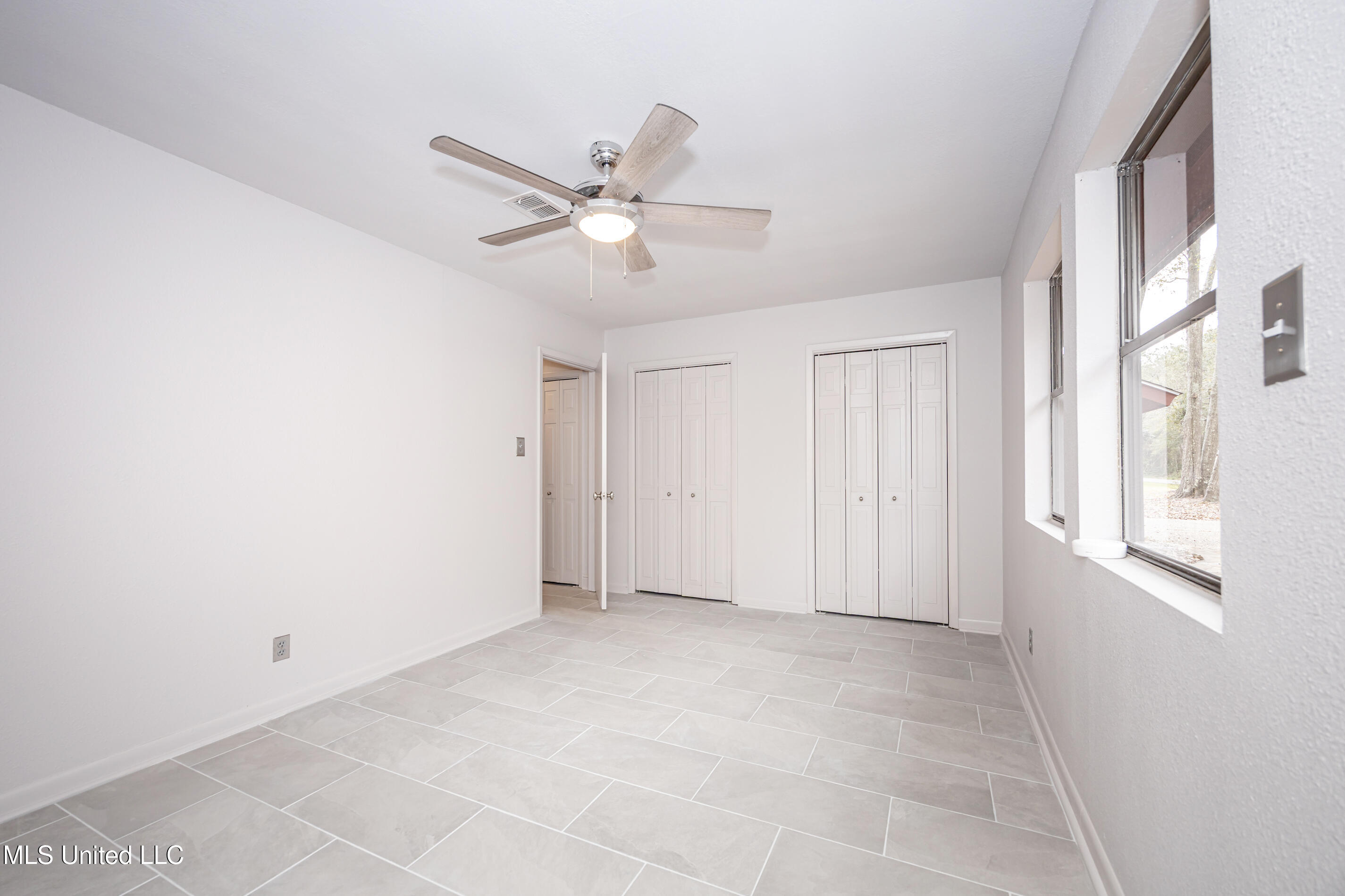 110 Simon Boulevard Property Photo 31