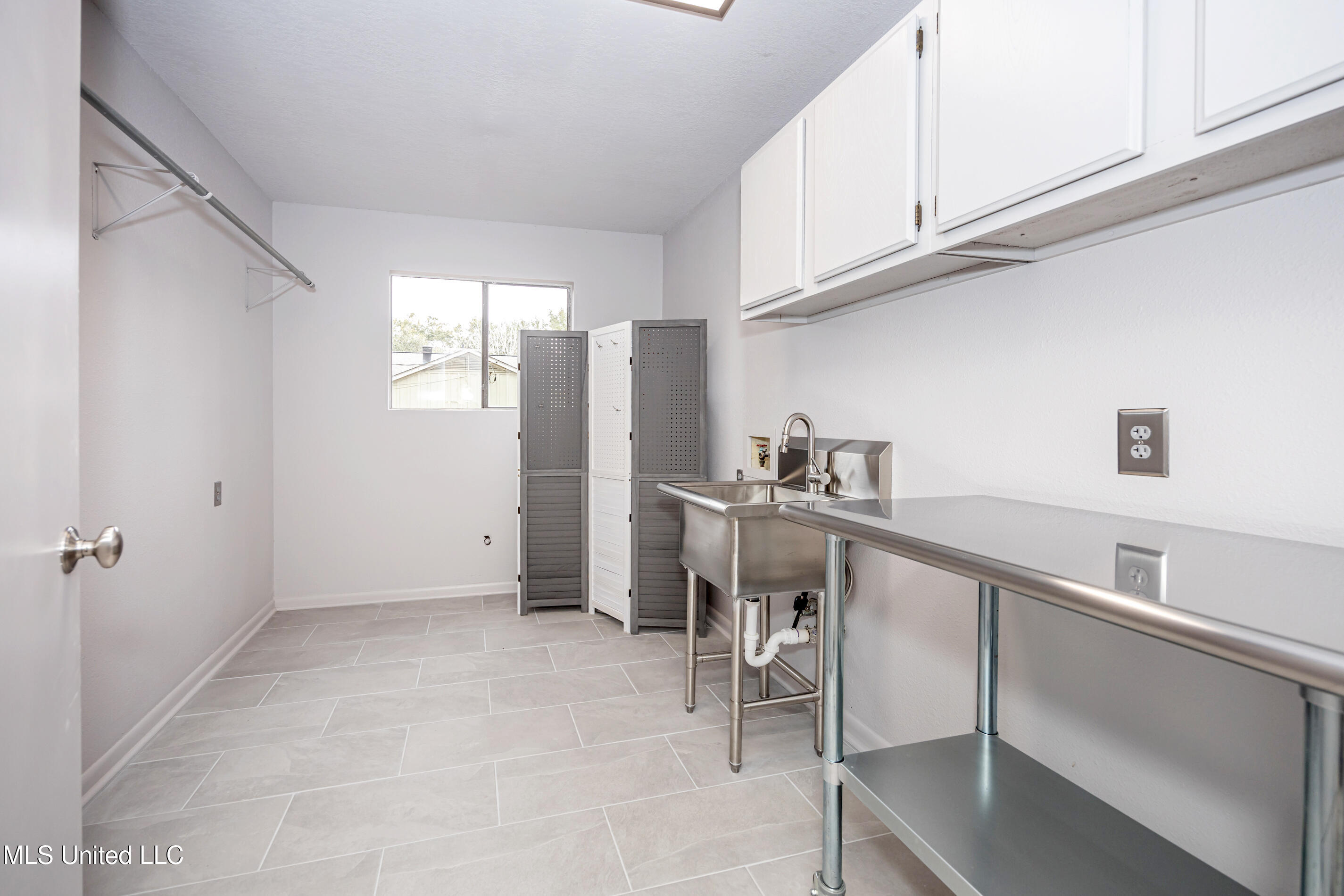 110 Simon Boulevard Property Photo 32