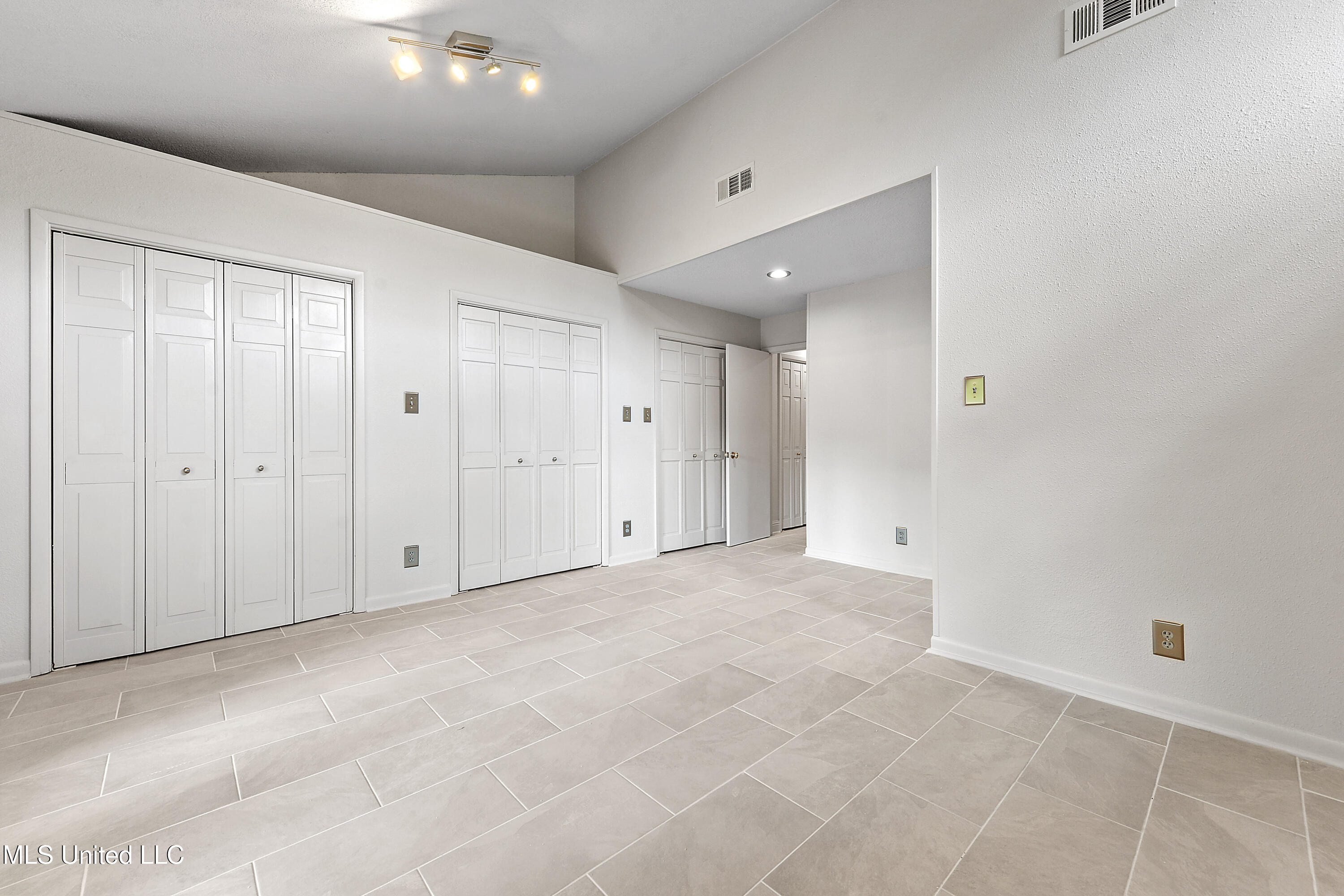 110 Simon Boulevard Property Photo 34