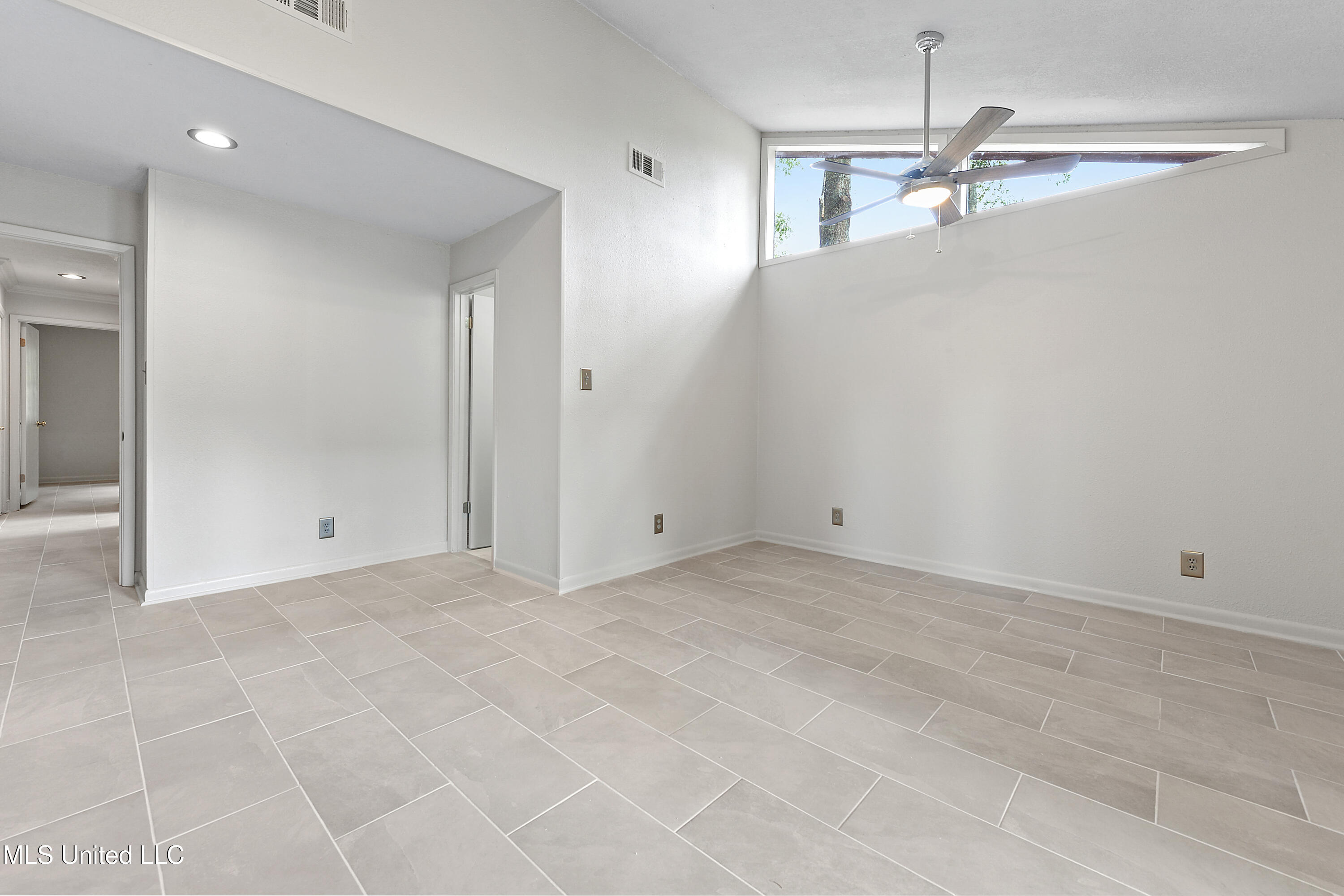 110 Simon Boulevard Property Photo 35