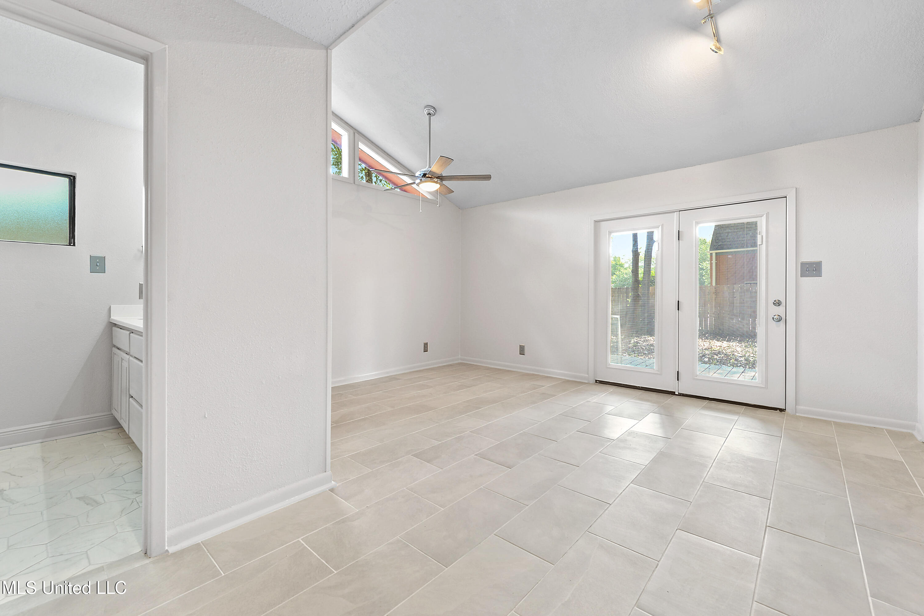110 Simon Boulevard Property Photo 36