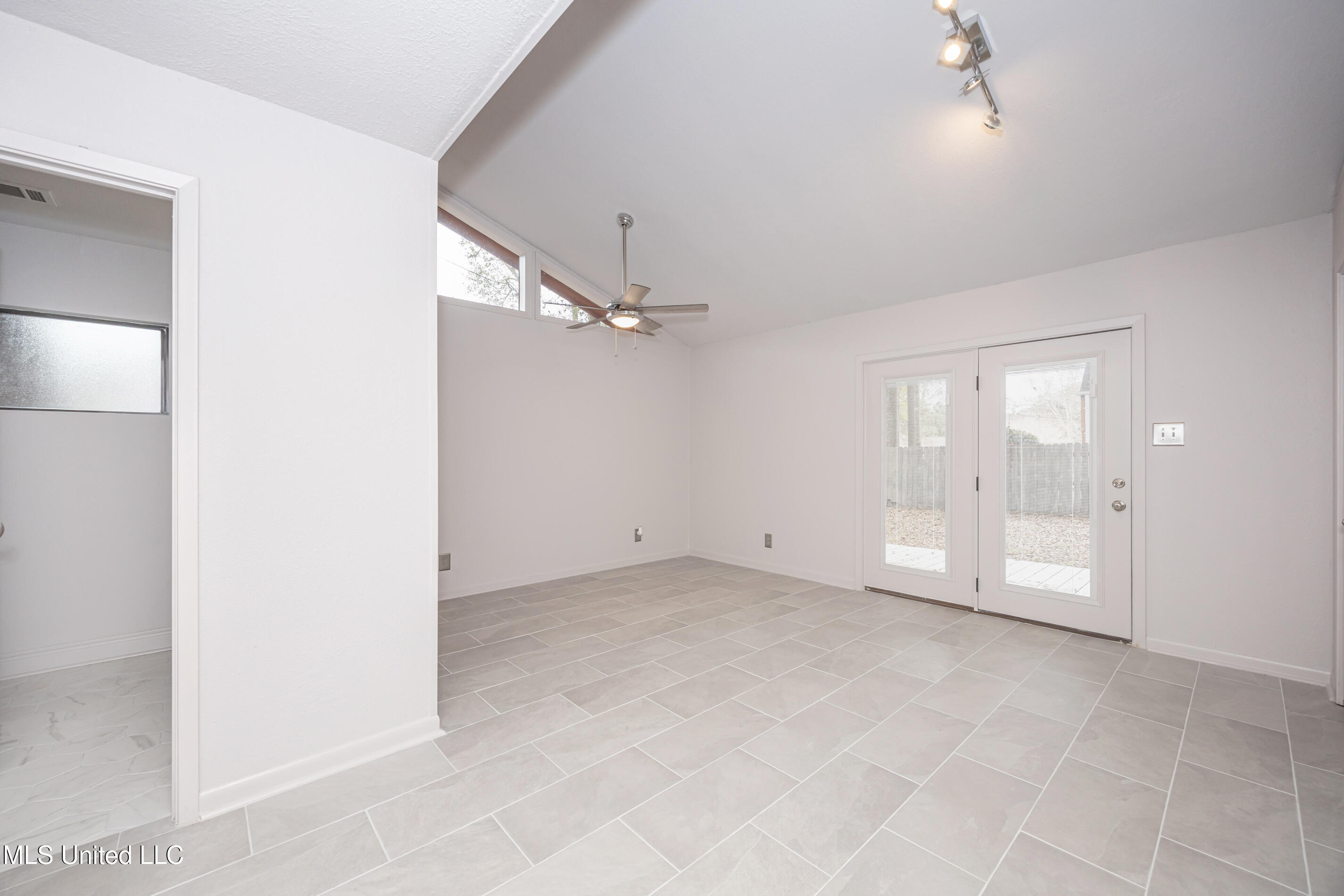 110 Simon Boulevard Property Photo 39