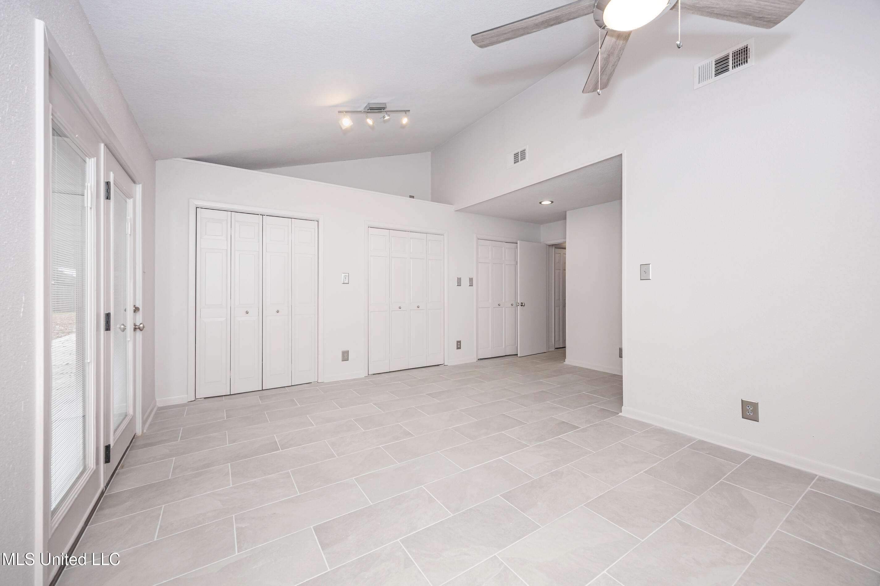110 Simon Boulevard Property Photo 40