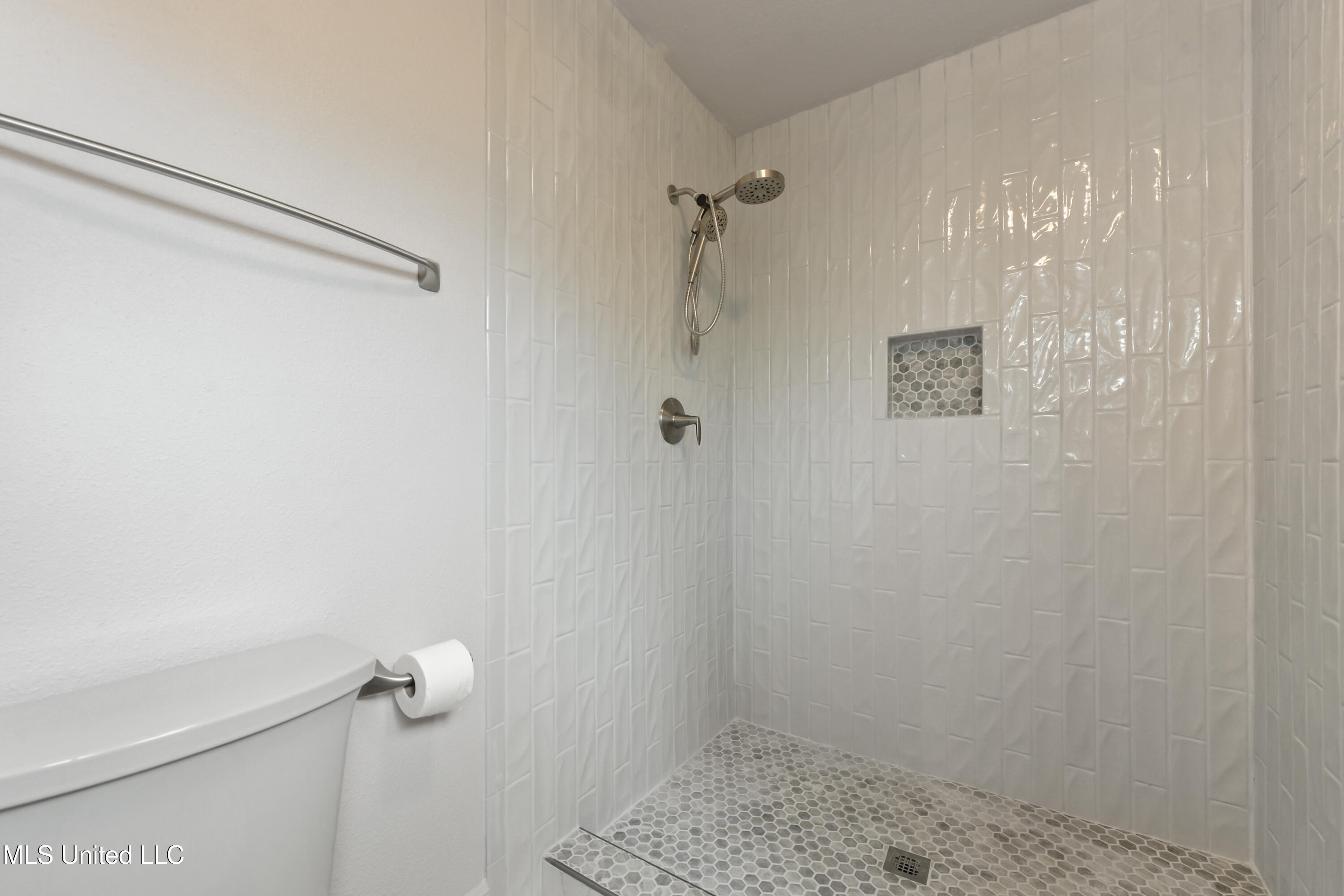 110 Simon Boulevard Property Photo 41