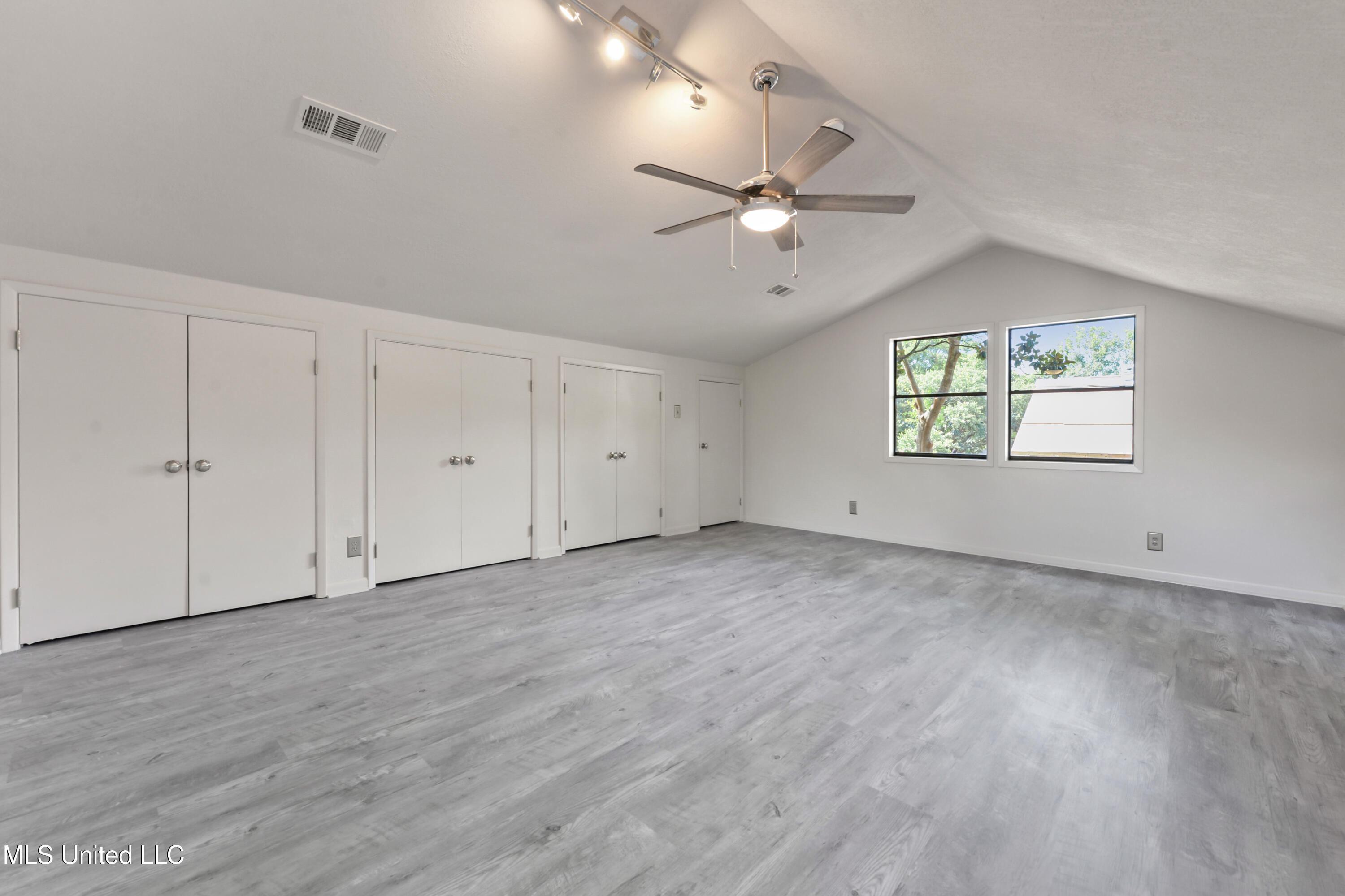 110 Simon Boulevard Property Photo 48