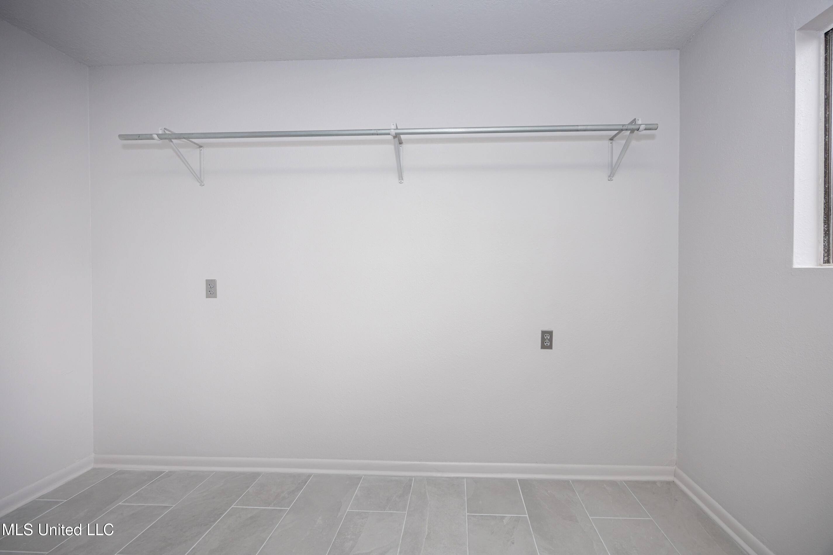 110 Simon Boulevard Property Photo 52