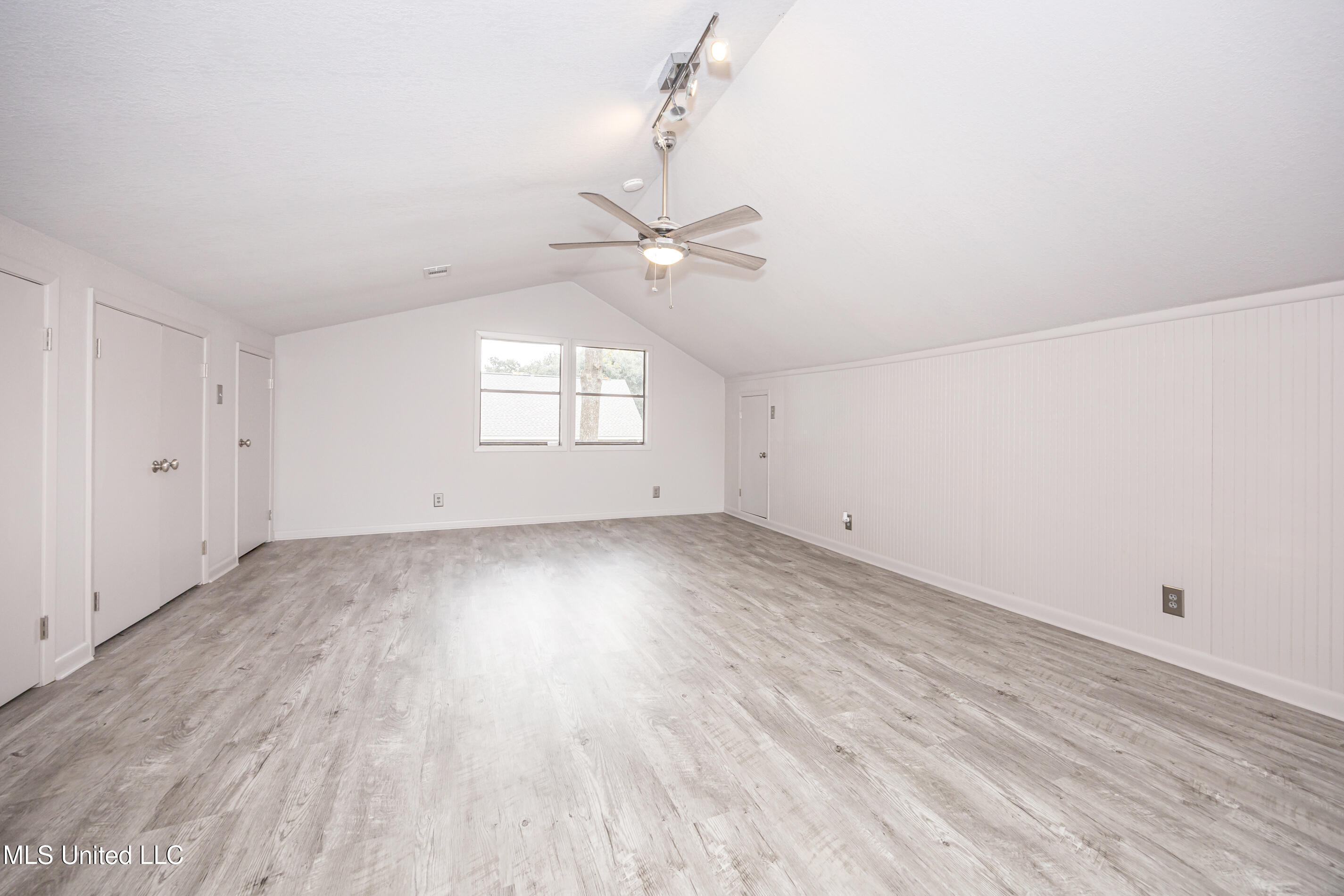 110 Simon Boulevard Property Photo 53