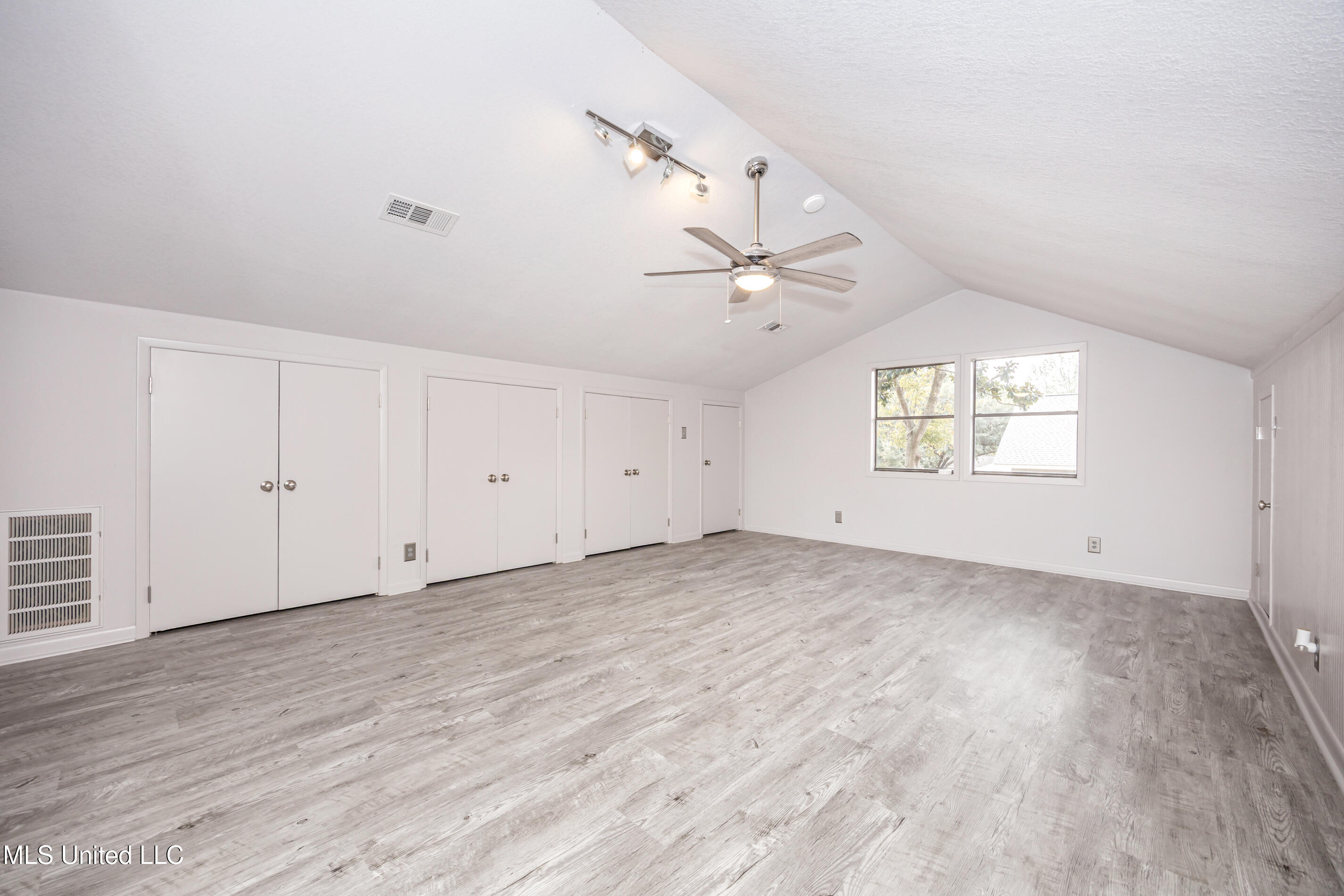 110 Simon Boulevard Property Photo 54