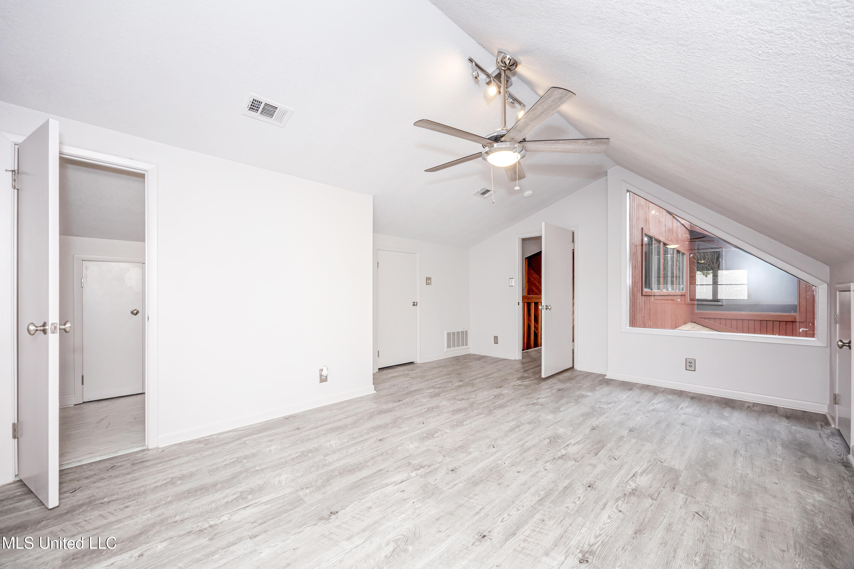 110 Simon Boulevard Property Photo 55