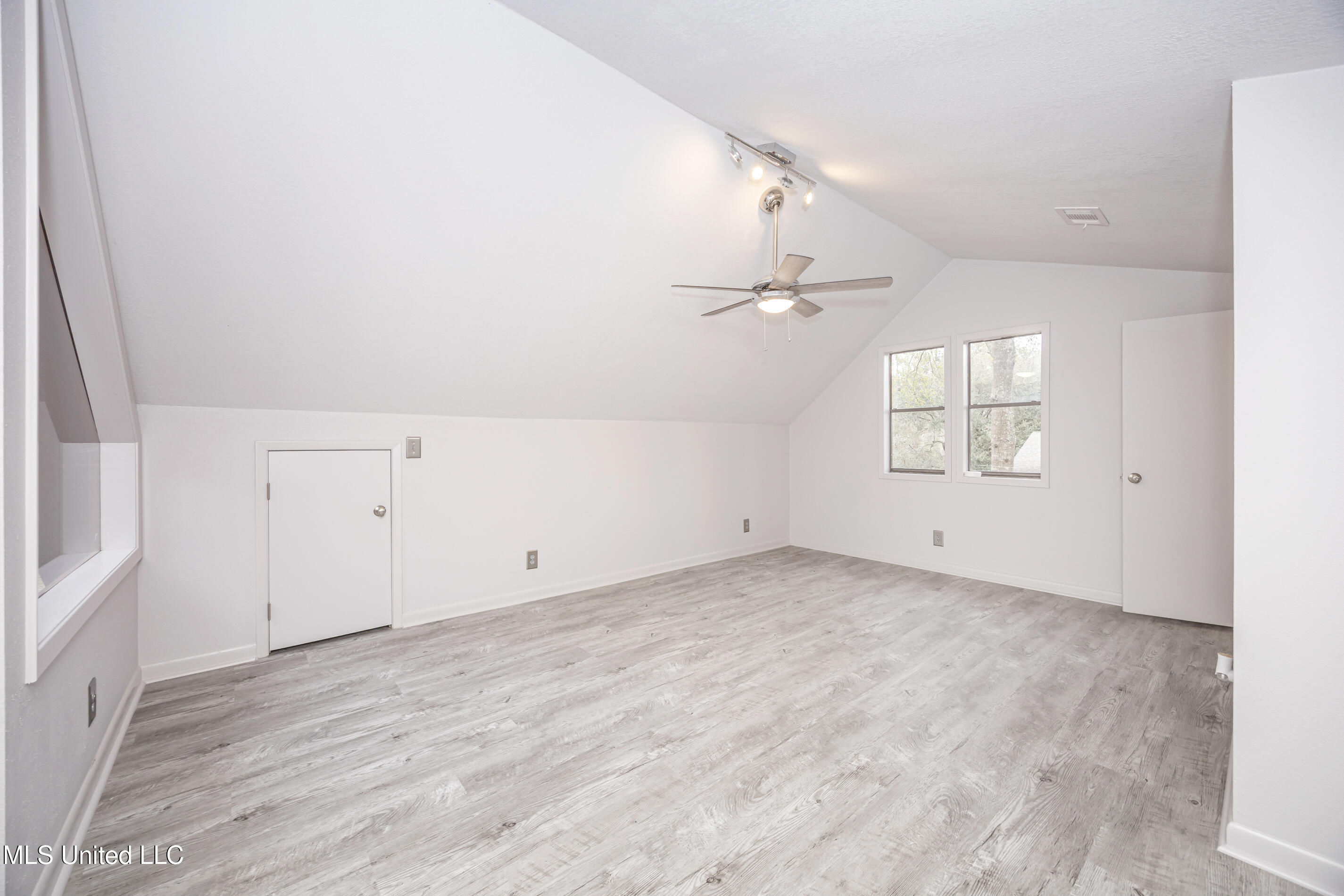 110 Simon Boulevard Property Photo 56