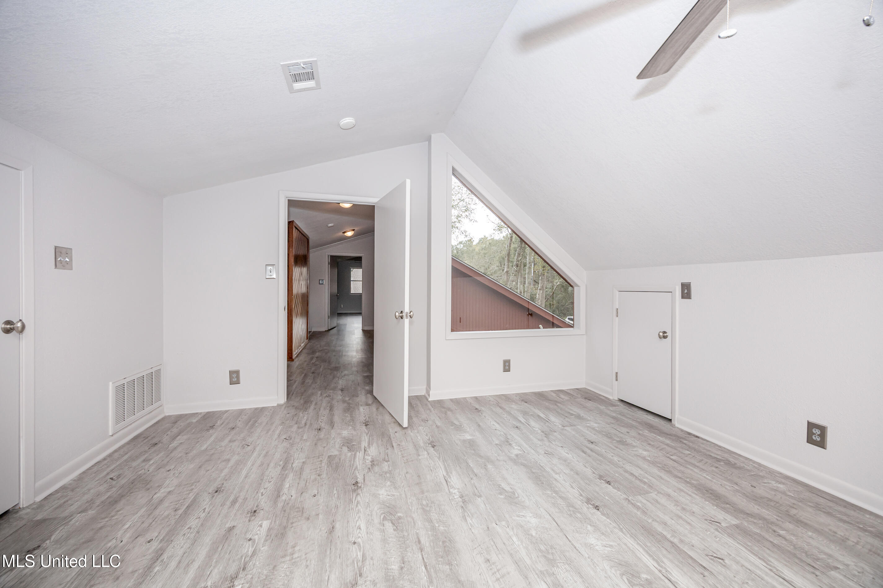 110 Simon Boulevard Property Photo 57
