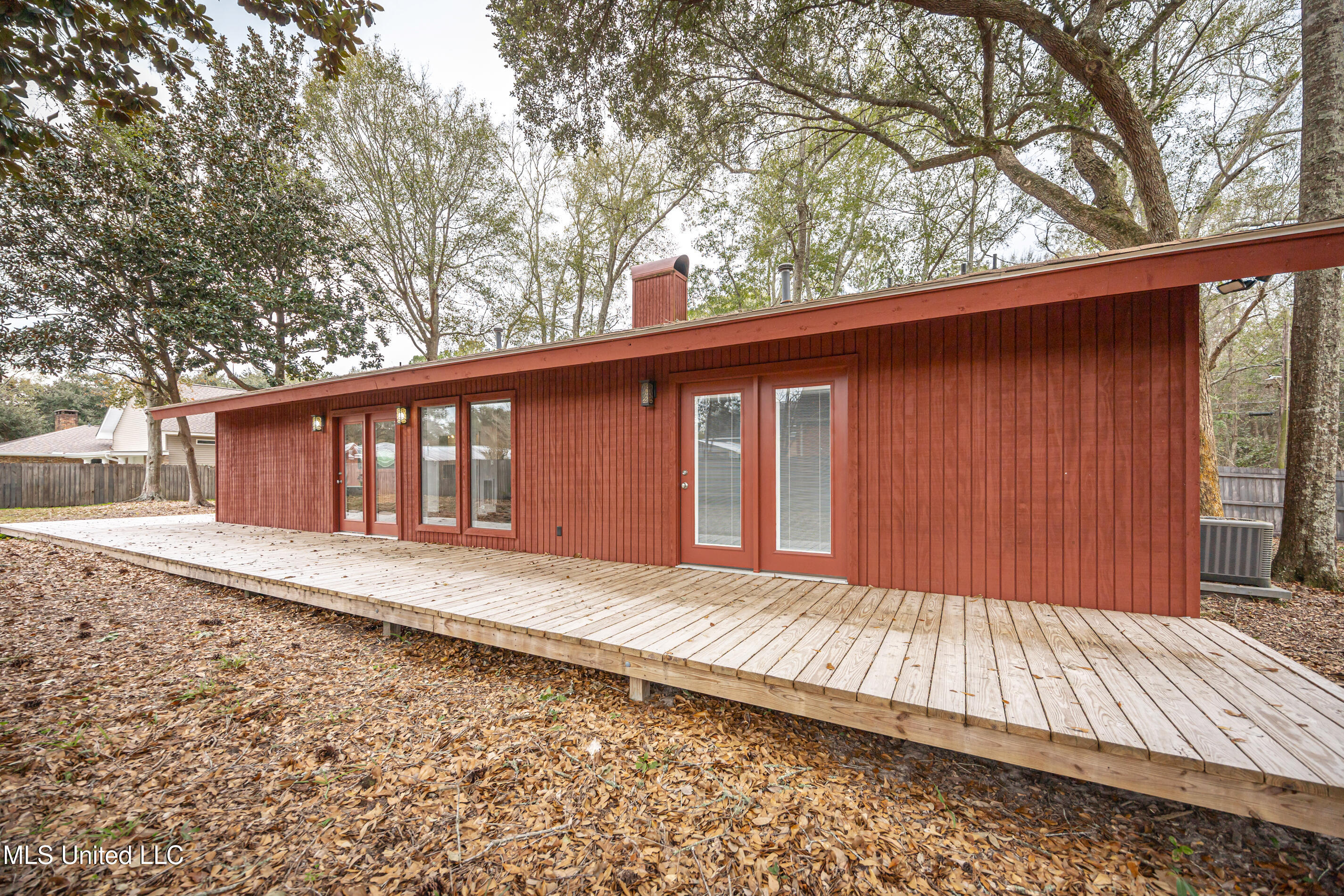 110 Simon Boulevard Property Photo 63