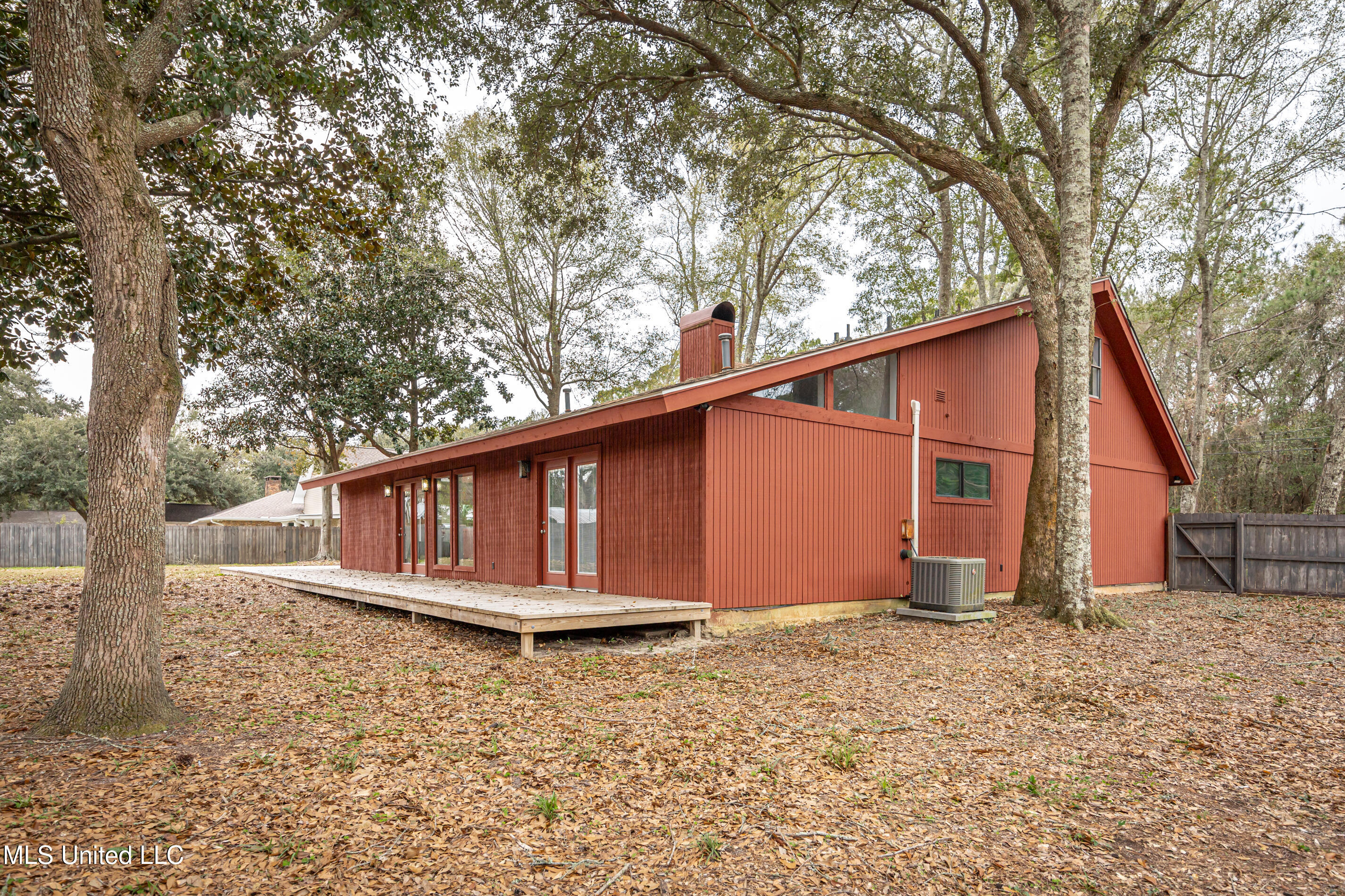 110 Simon Boulevard Property Photo 64