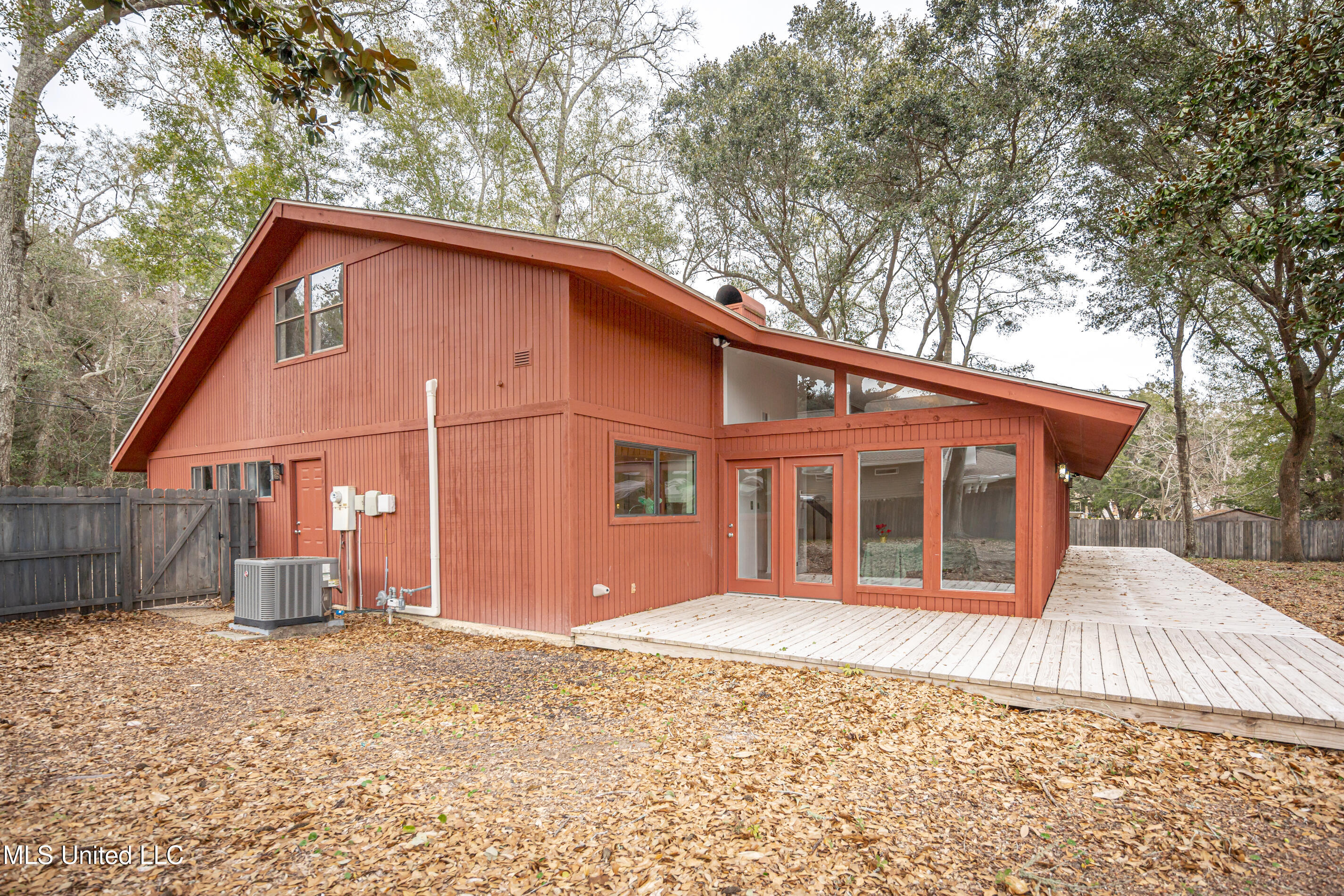 110 Simon Boulevard Property Photo 68