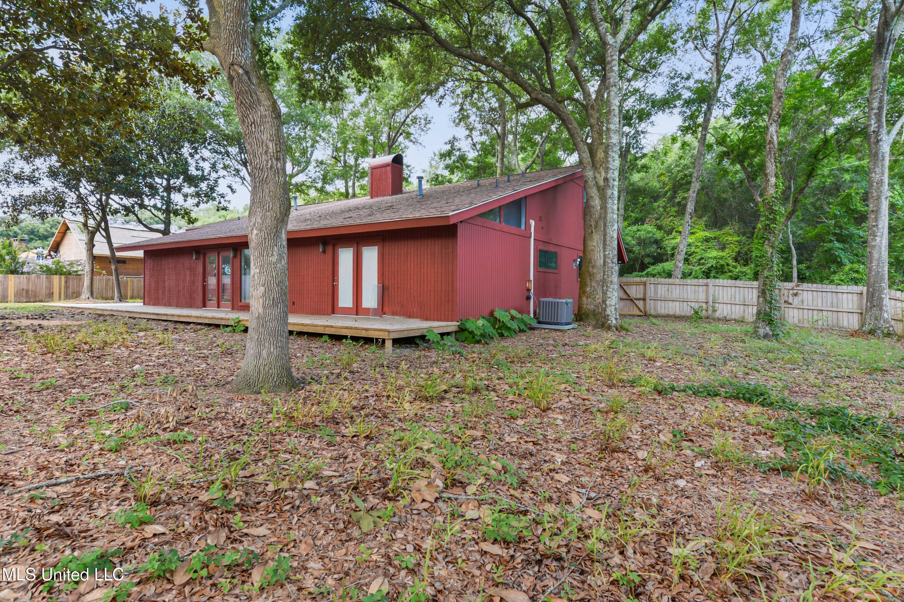 110 Simon Boulevard Property Photo 70