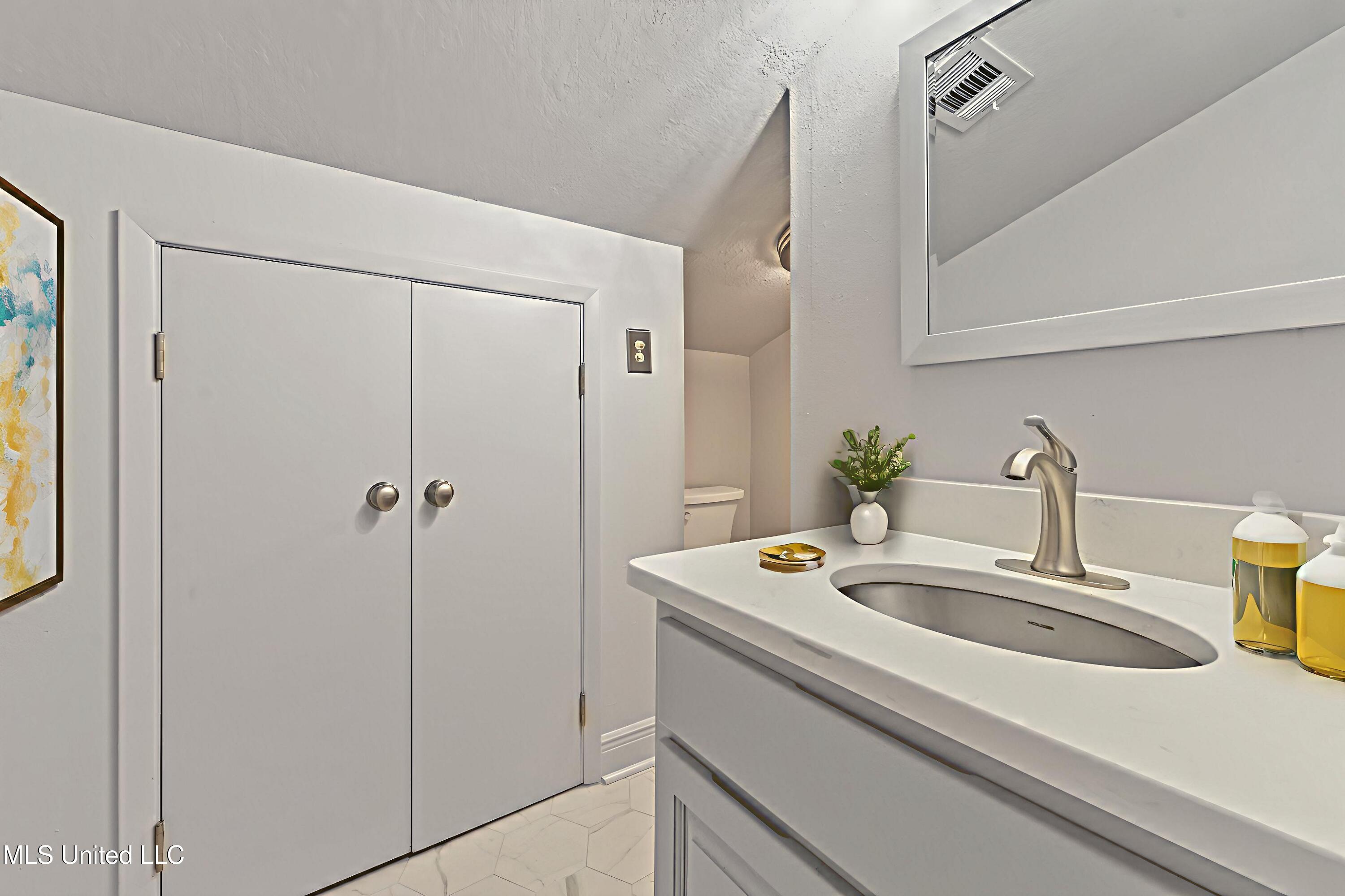 110 Simon Boulevard Property Photo 73