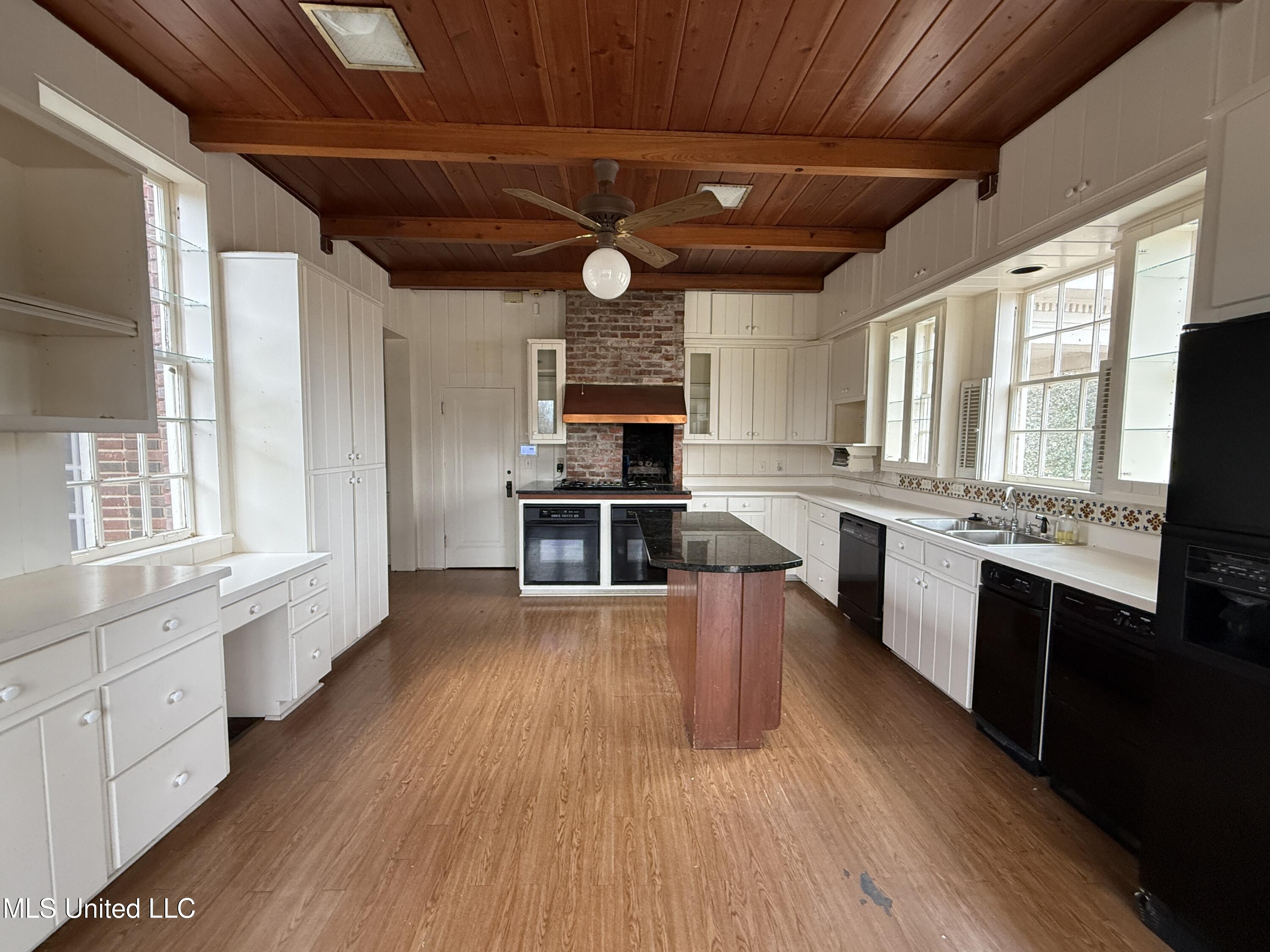 2502 W Claiborne Avenue Property Photo 5