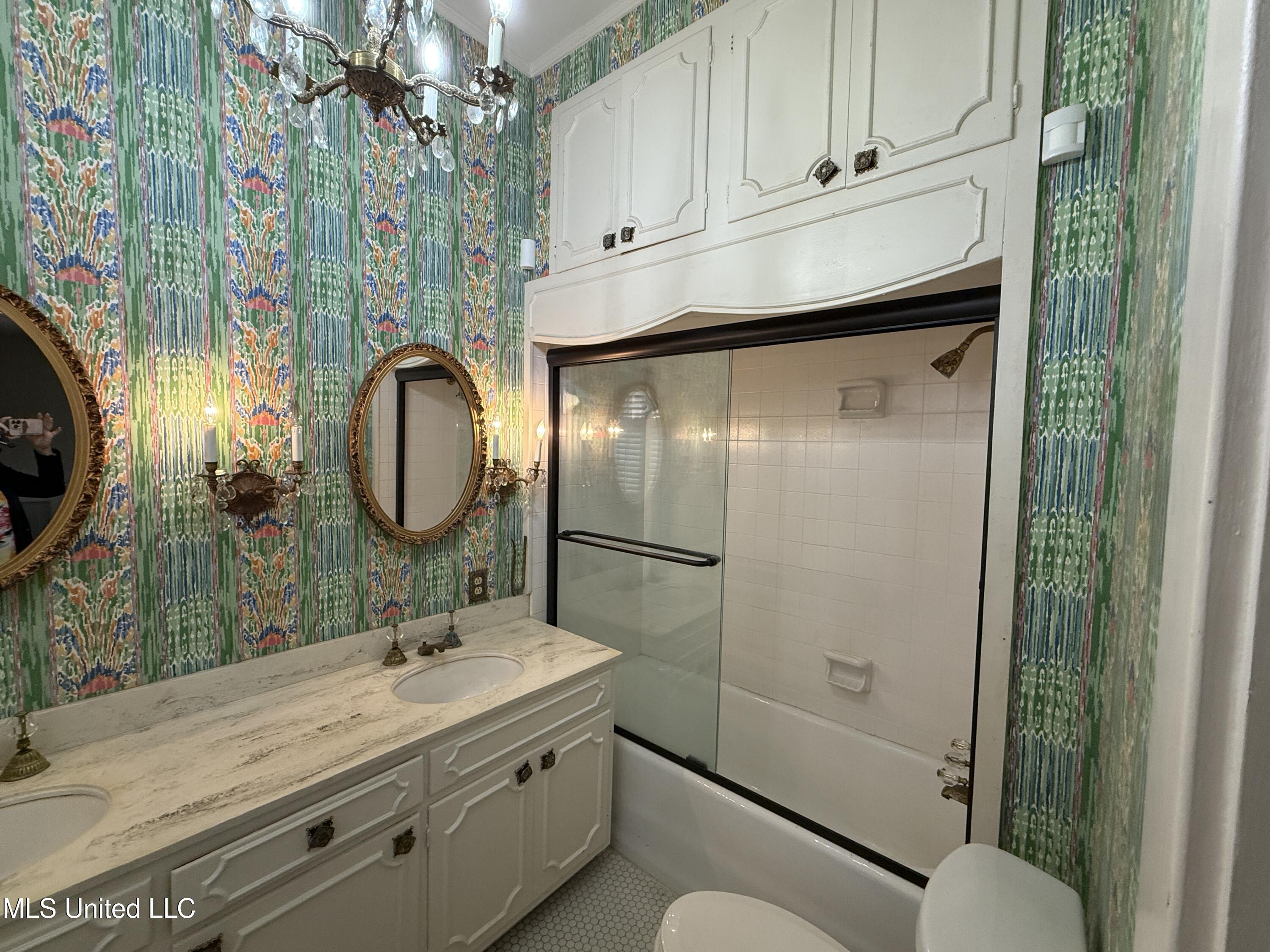 2502 W Claiborne Avenue Property Photo 11