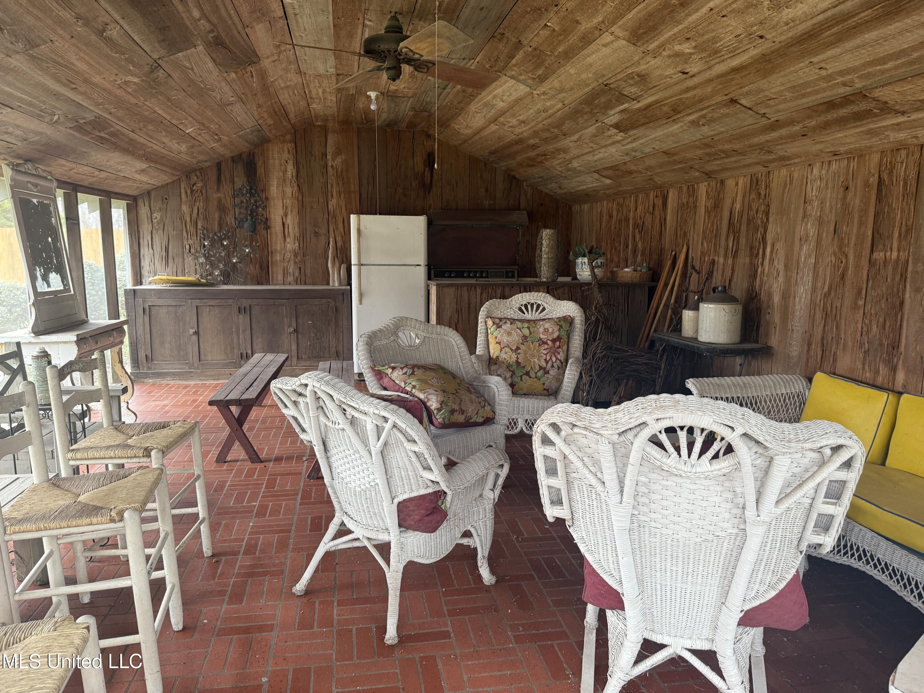 2502 W Claiborne Avenue Property Photo 25