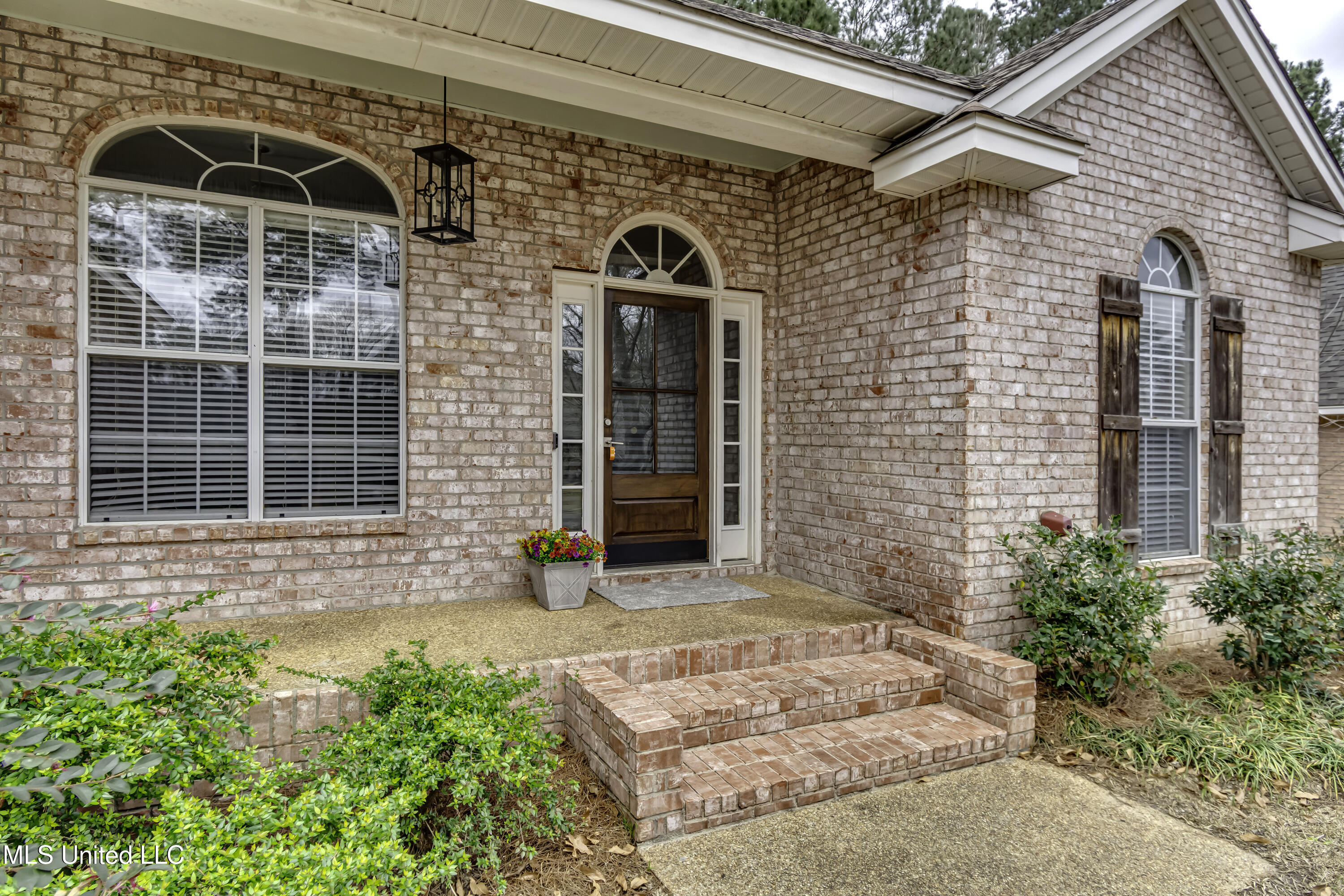 619 Hampshire Place Property Photo 1