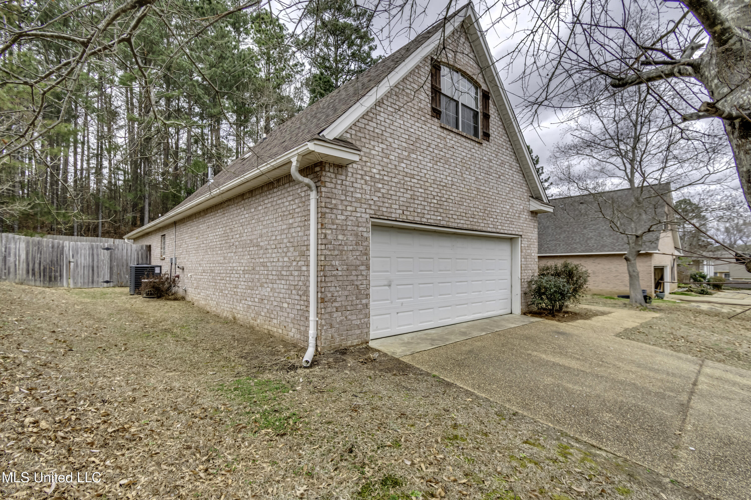 619 Hampshire Place Property Photo 9