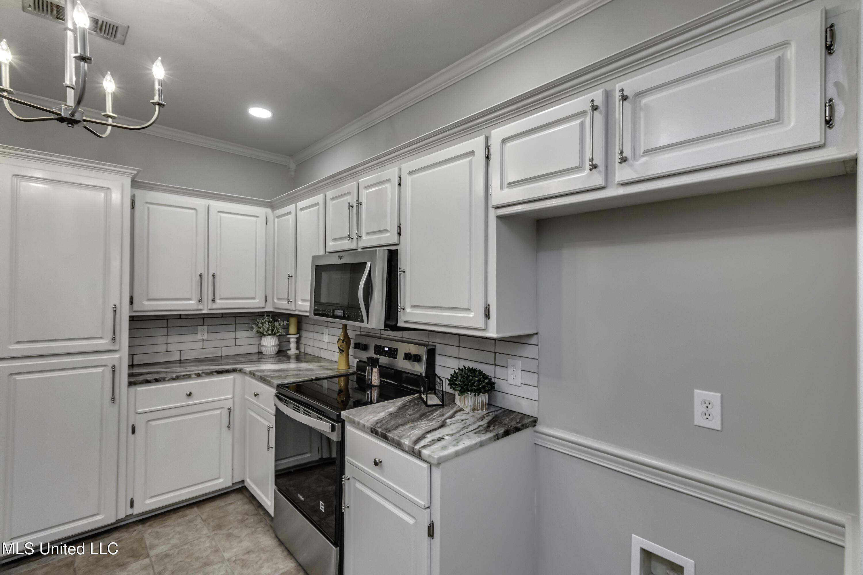 619 Hampshire Place Property Photo 26