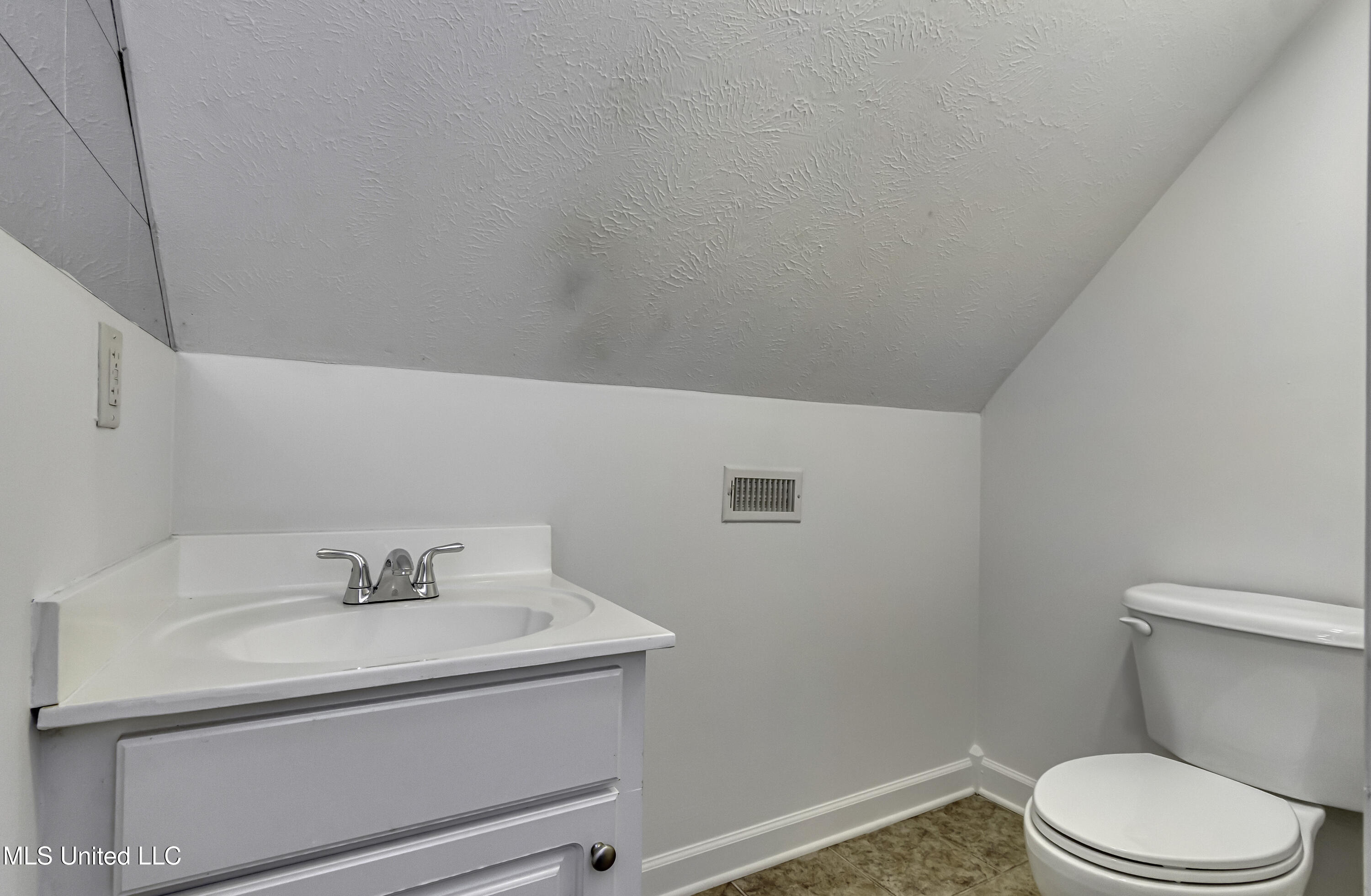 619 Hampshire Place Property Photo 58