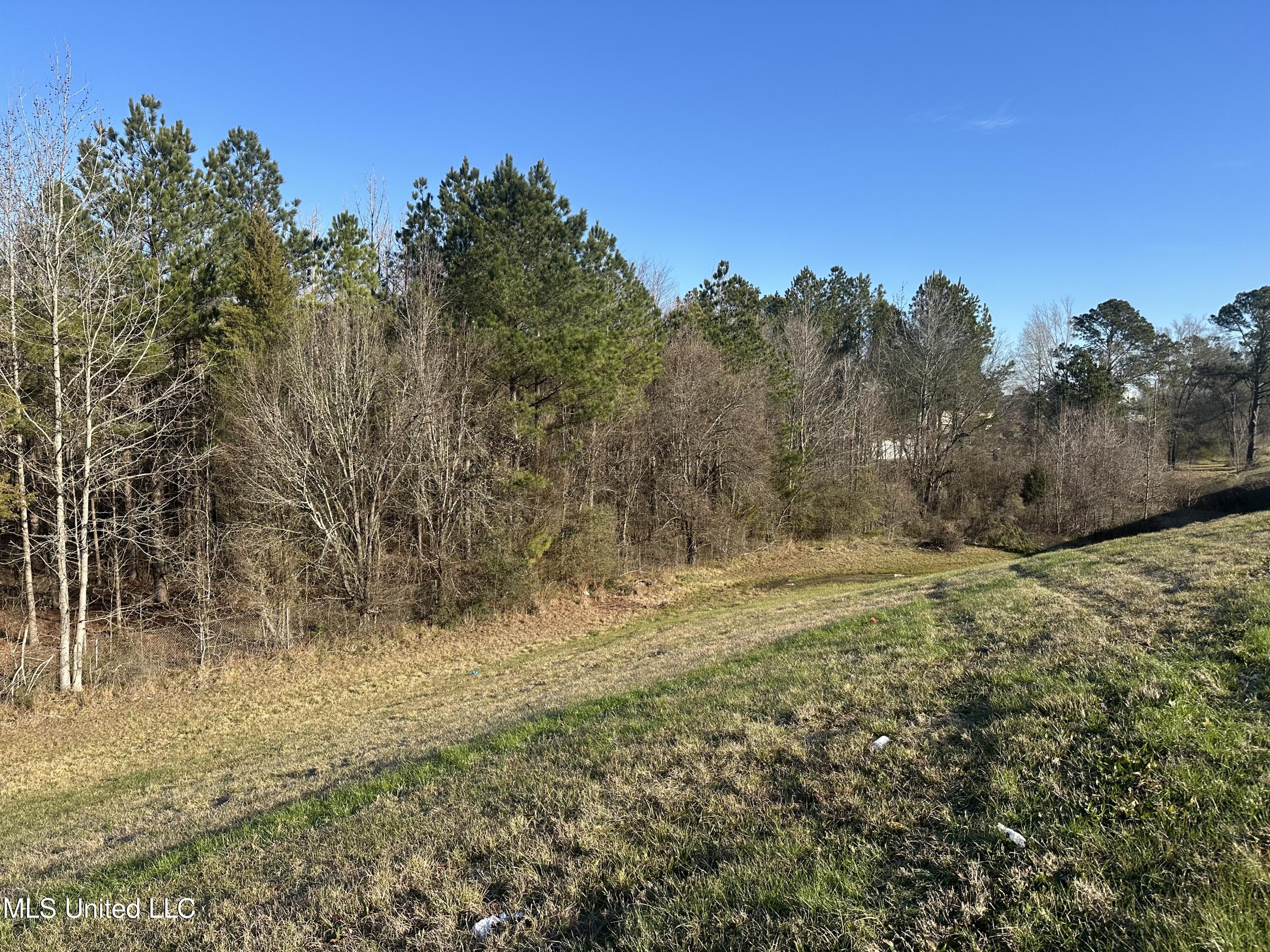 123 N Livingston Road Property Photo 4