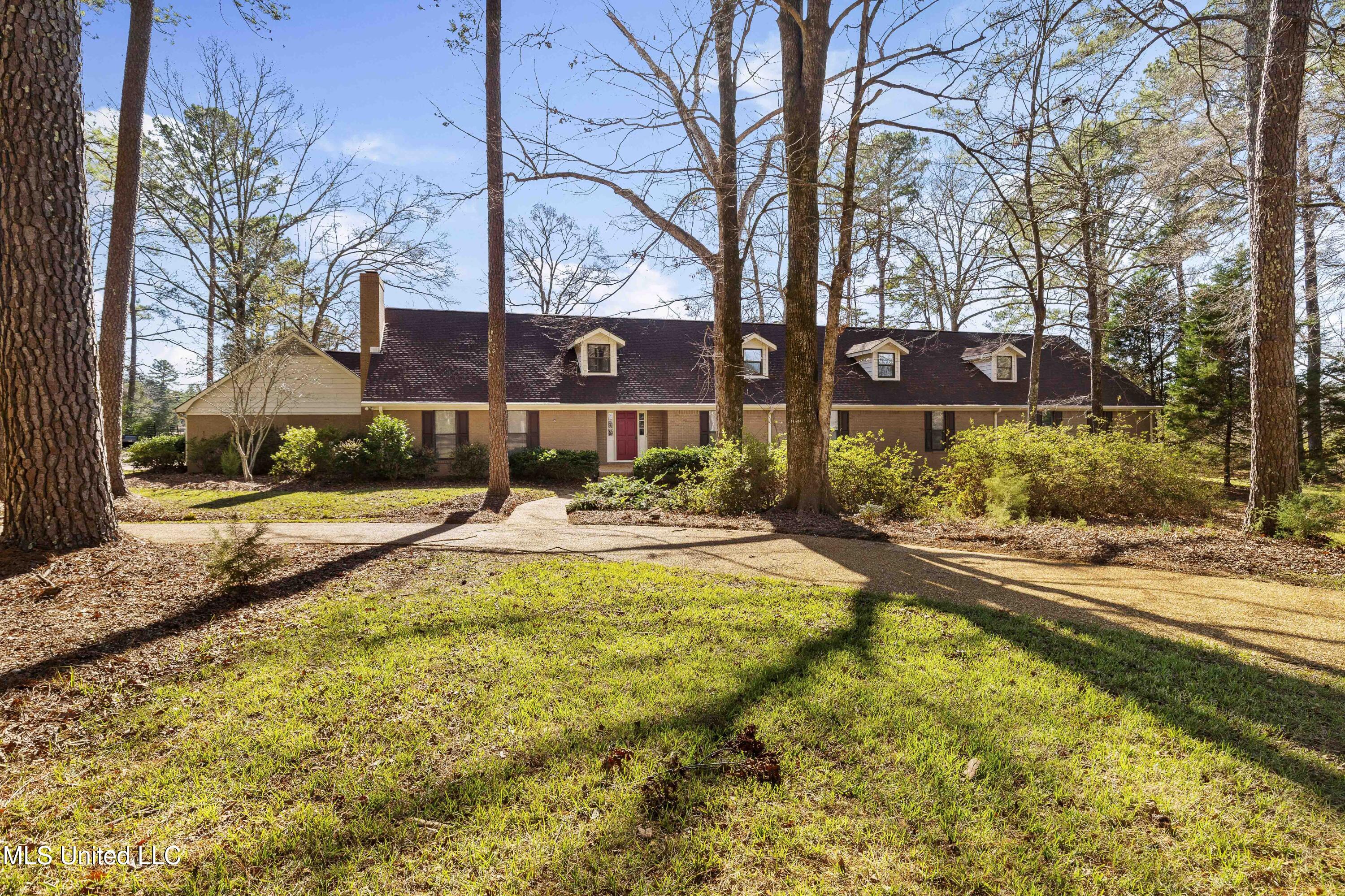 102 Creekwood Drive Property Photo 1