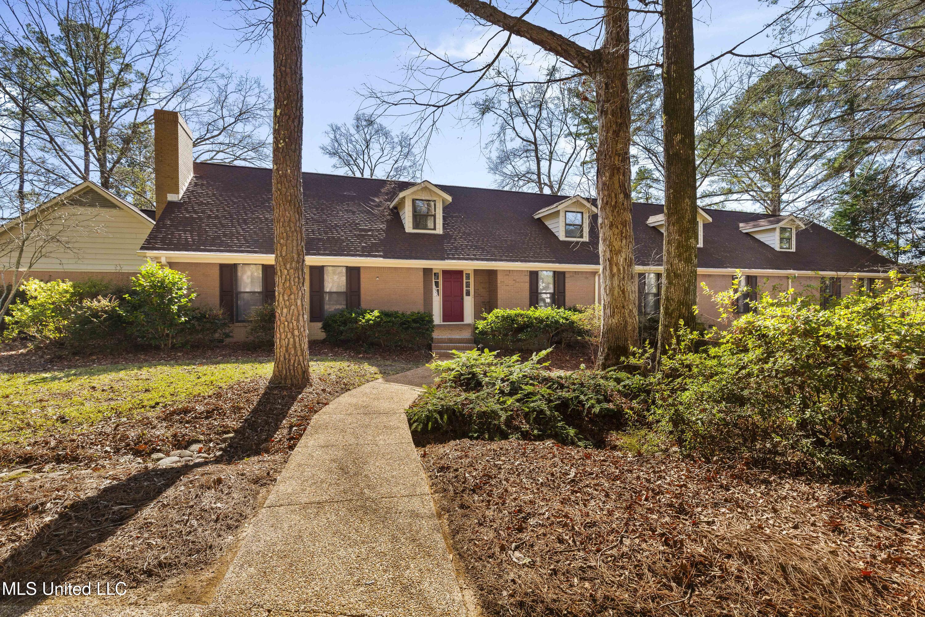 102 Creekwood Drive Property Photo 3