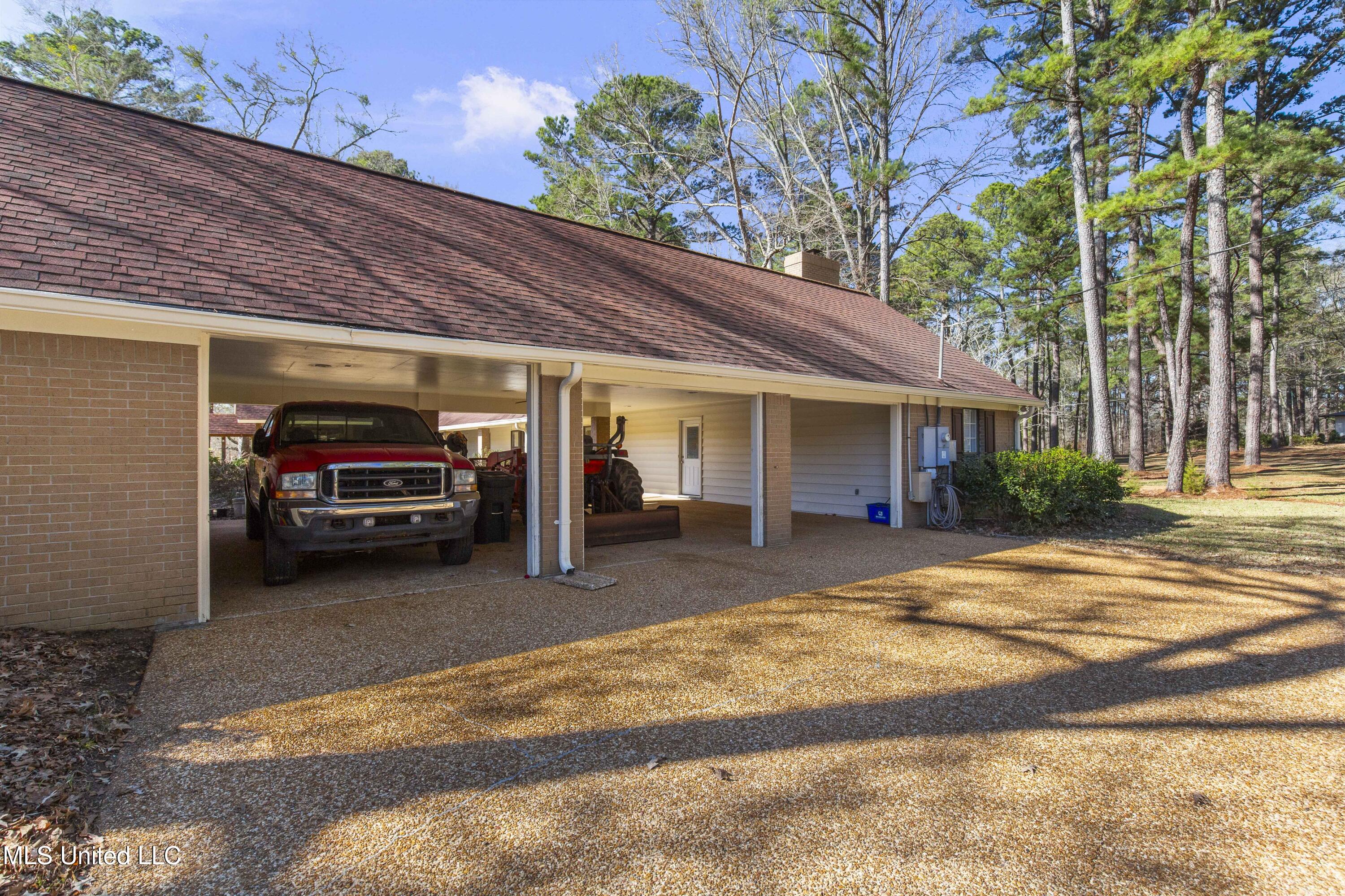 102 Creekwood Drive Property Photo 77