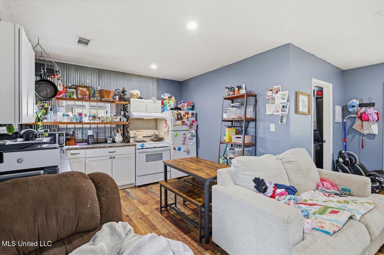 389 Moss Road Property Photo 12