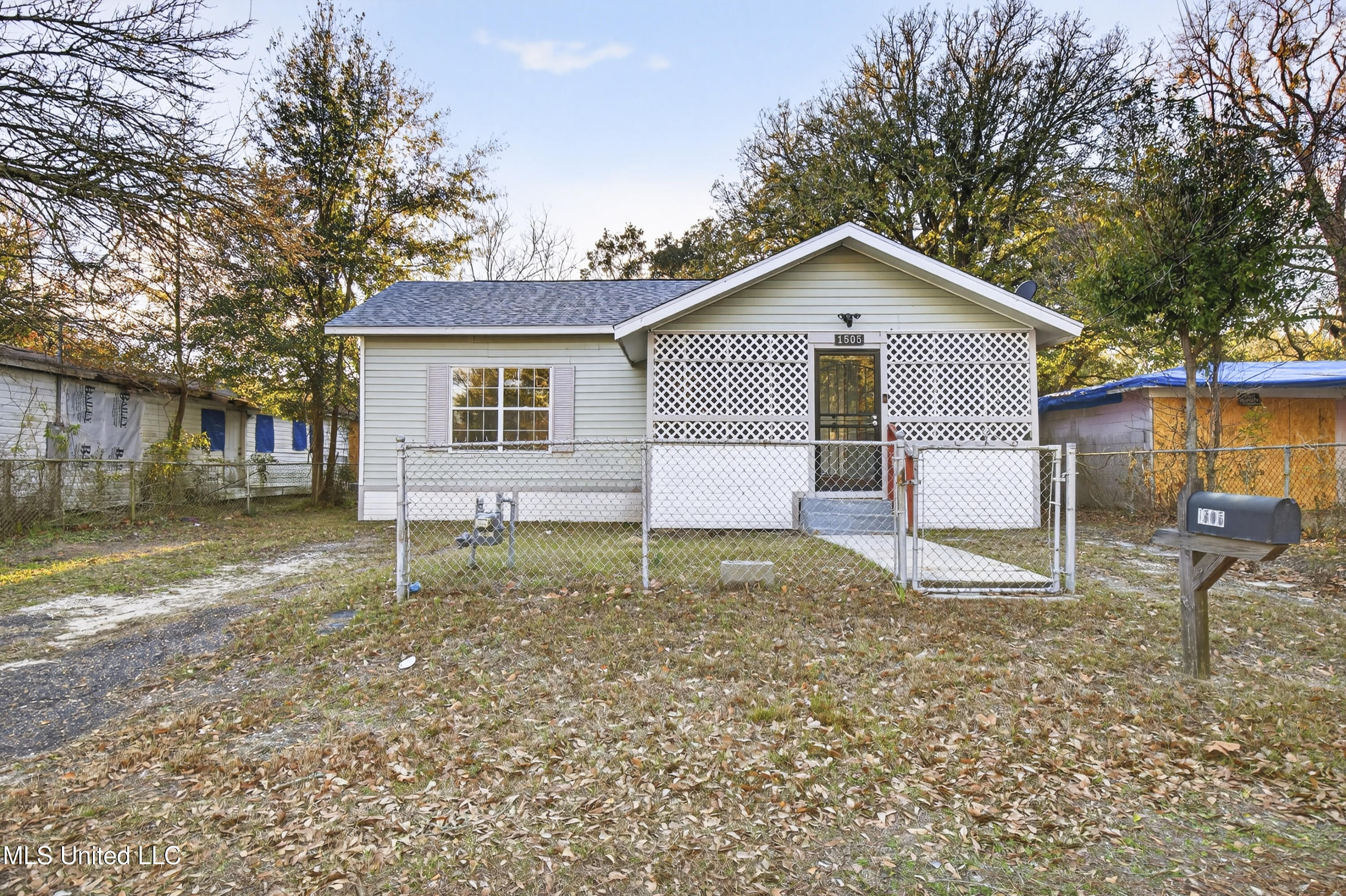 1505 R Dixie Avenue Property Photo 1