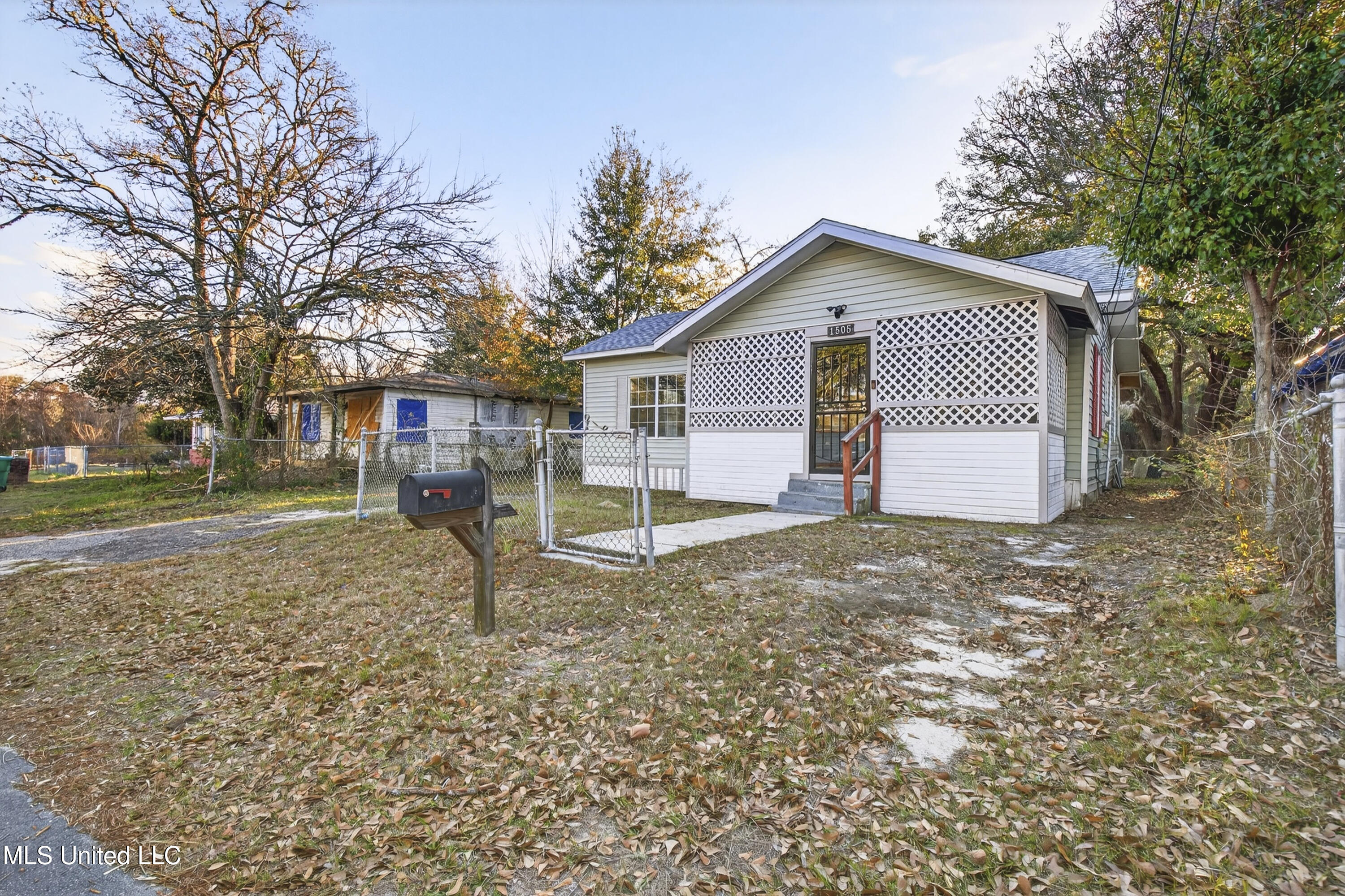 1505 R Dixie Avenue Property Photo 2