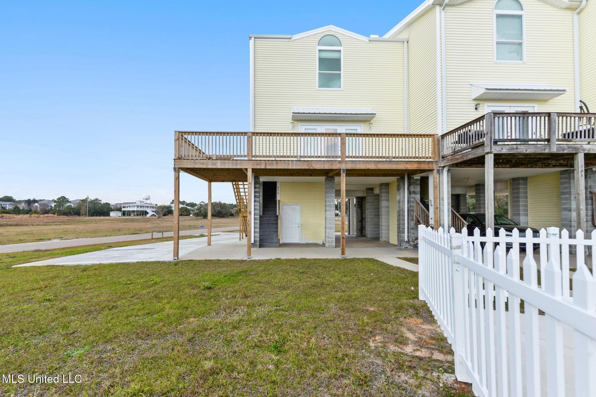 806 W Beach Boulevard Property Photo 1
