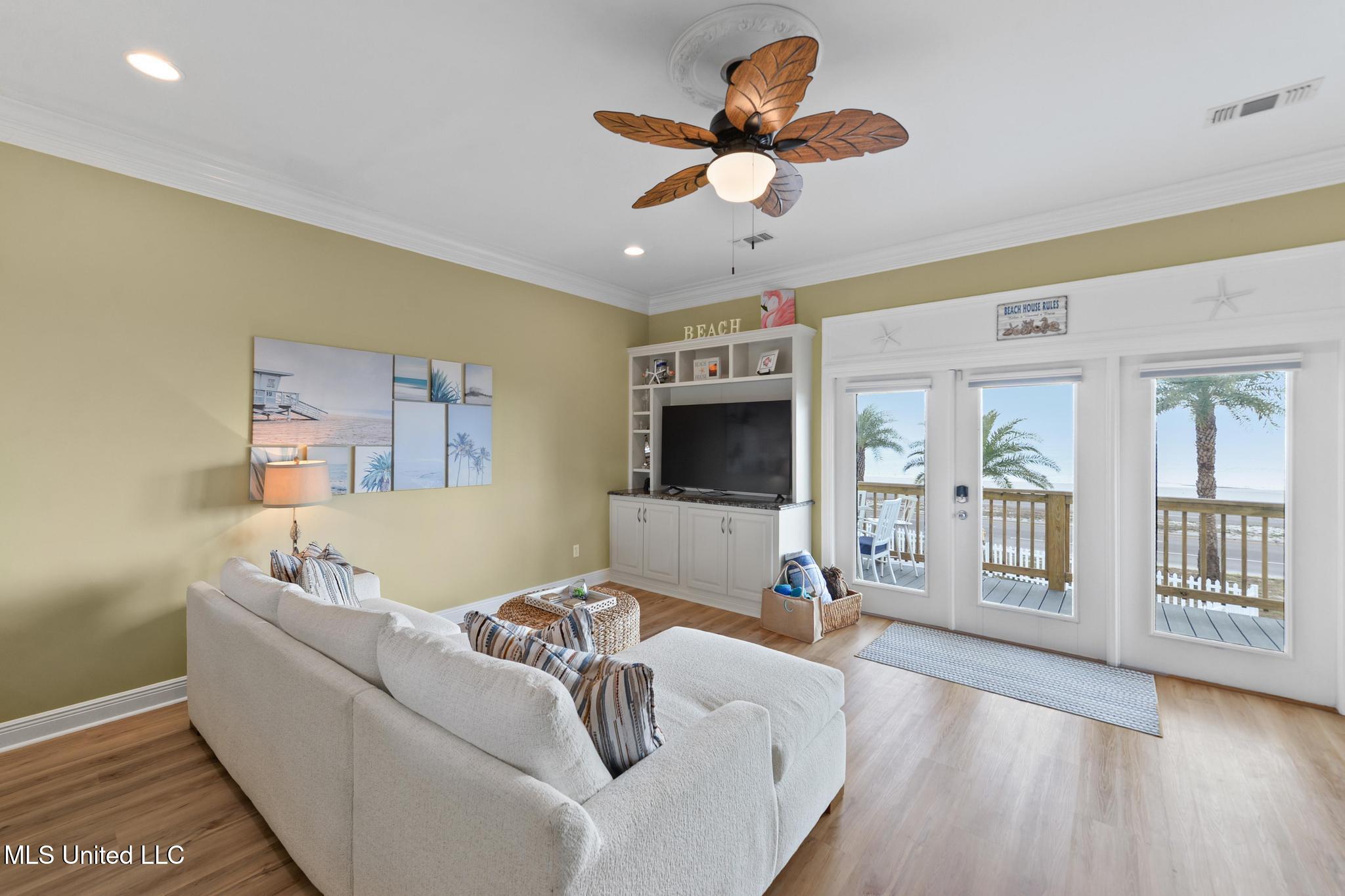 806 W Beach Boulevard Property Photo 5