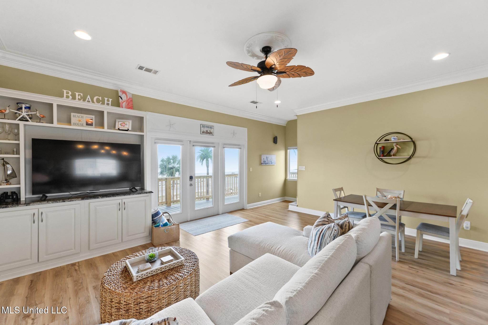 806 W Beach Boulevard Property Photo 6