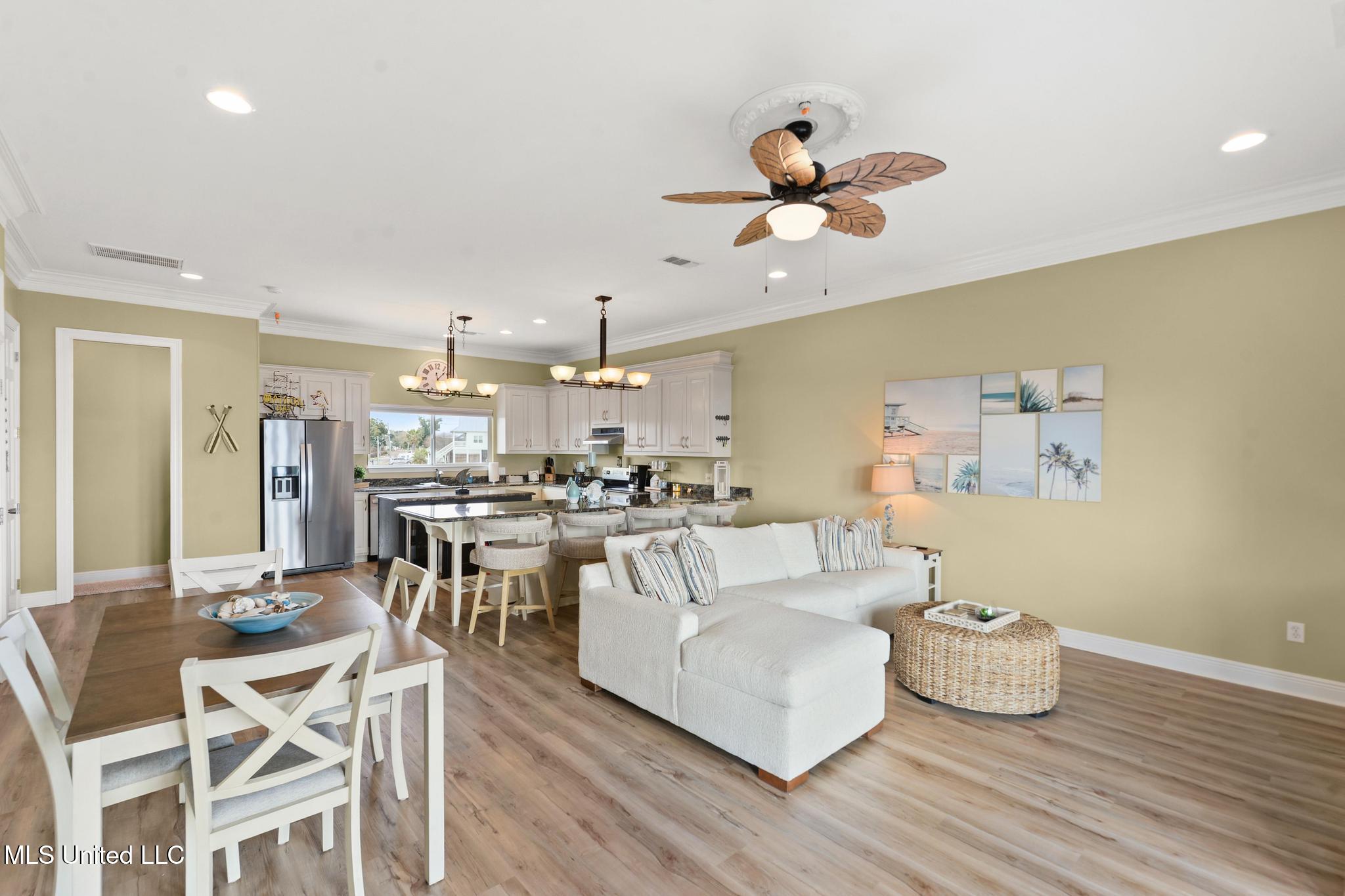 806 W Beach Boulevard Property Photo 7