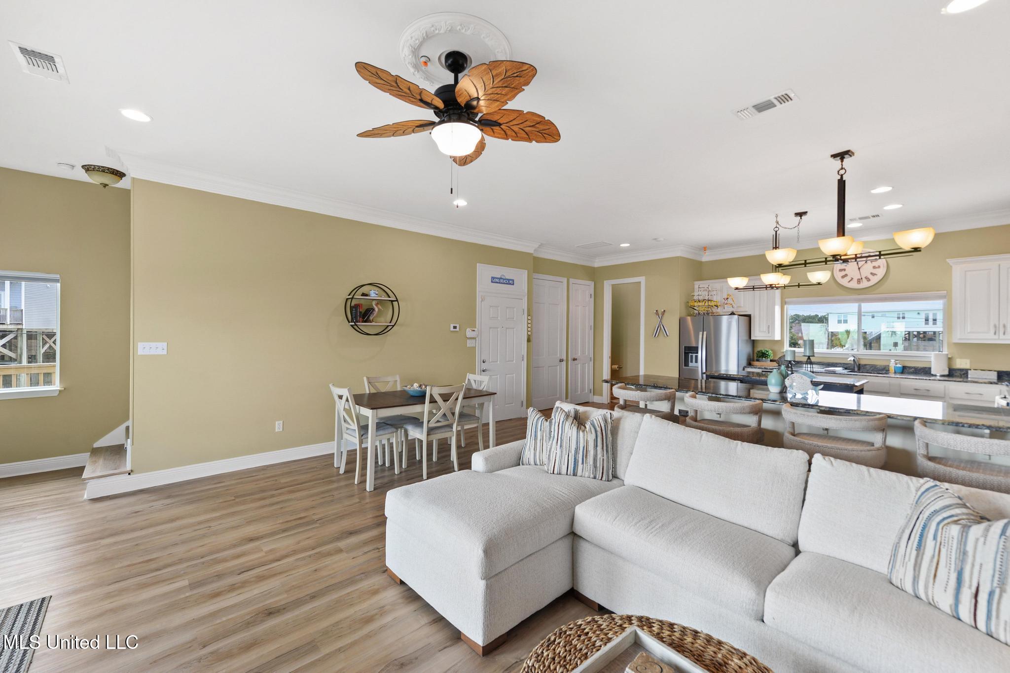 806 W Beach Boulevard Property Photo 8