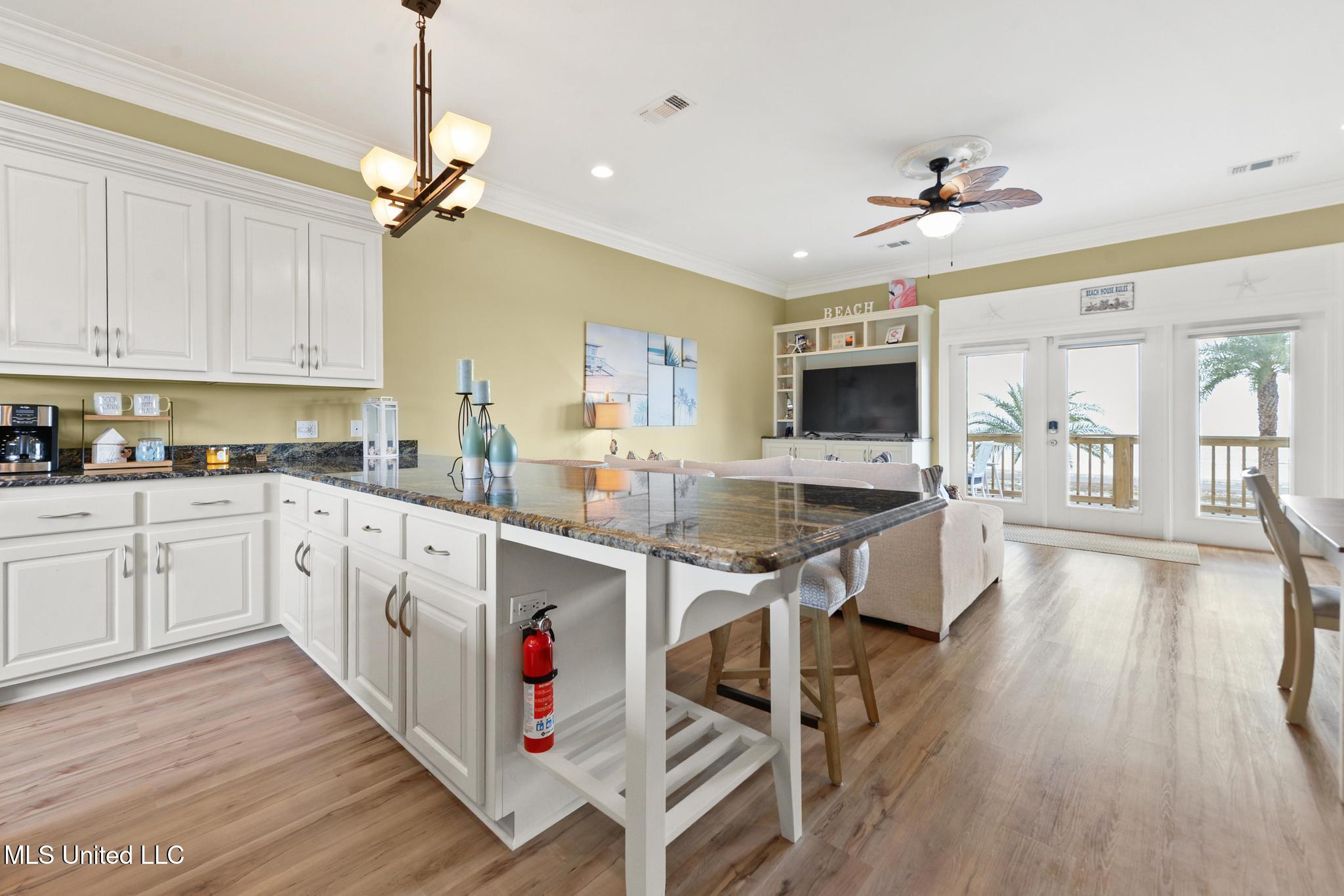 806 W Beach Boulevard Property Photo 10