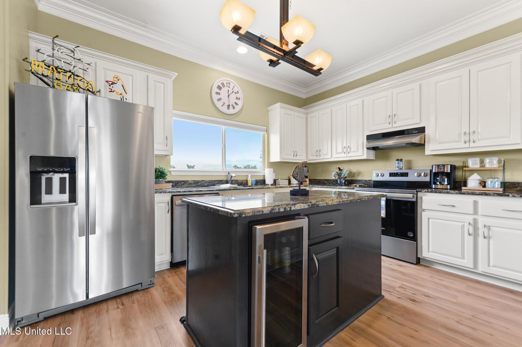 806 W Beach Boulevard Property Photo 11