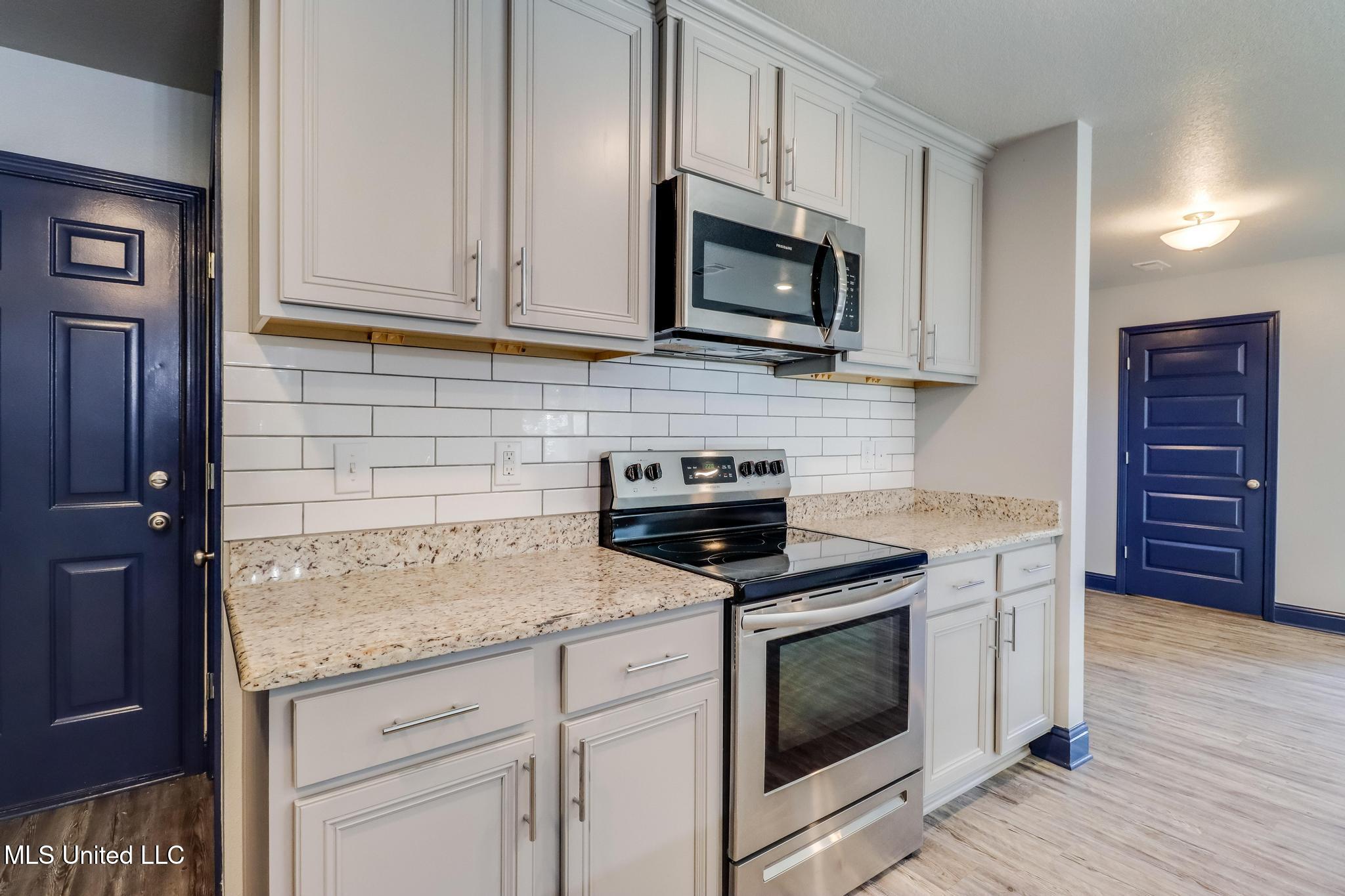 5261 Overland Drive Property Photo 4