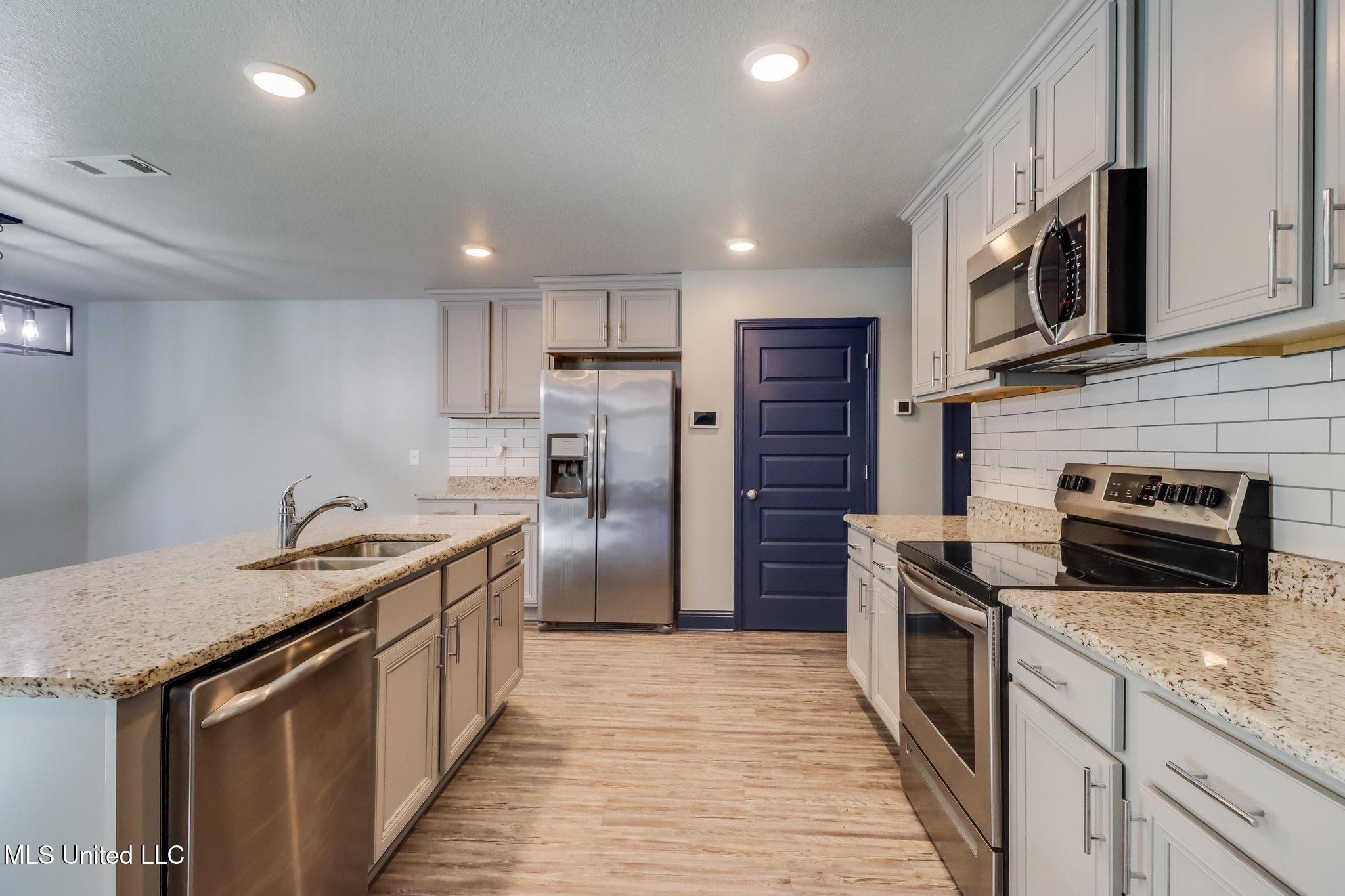 5261 Overland Drive Property Photo 6