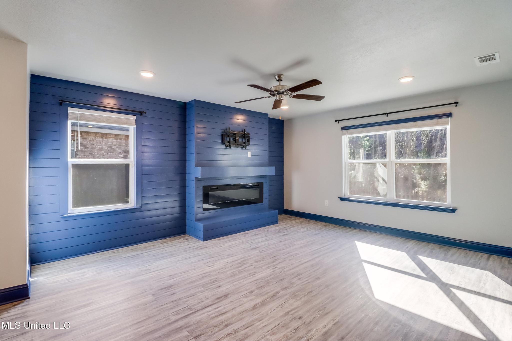 5261 Overland Drive Property Photo 8