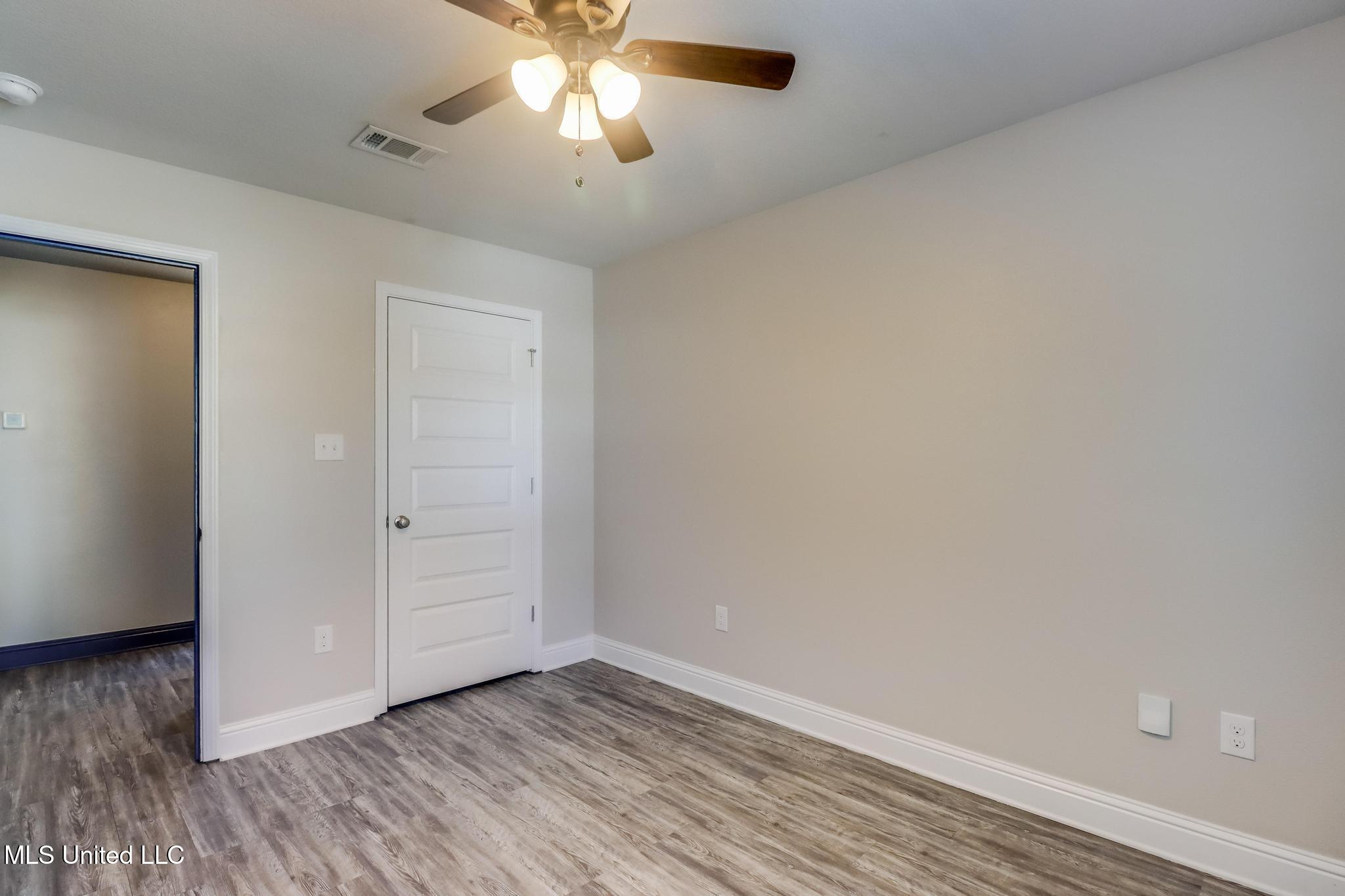 5261 Overland Drive Property Photo 12