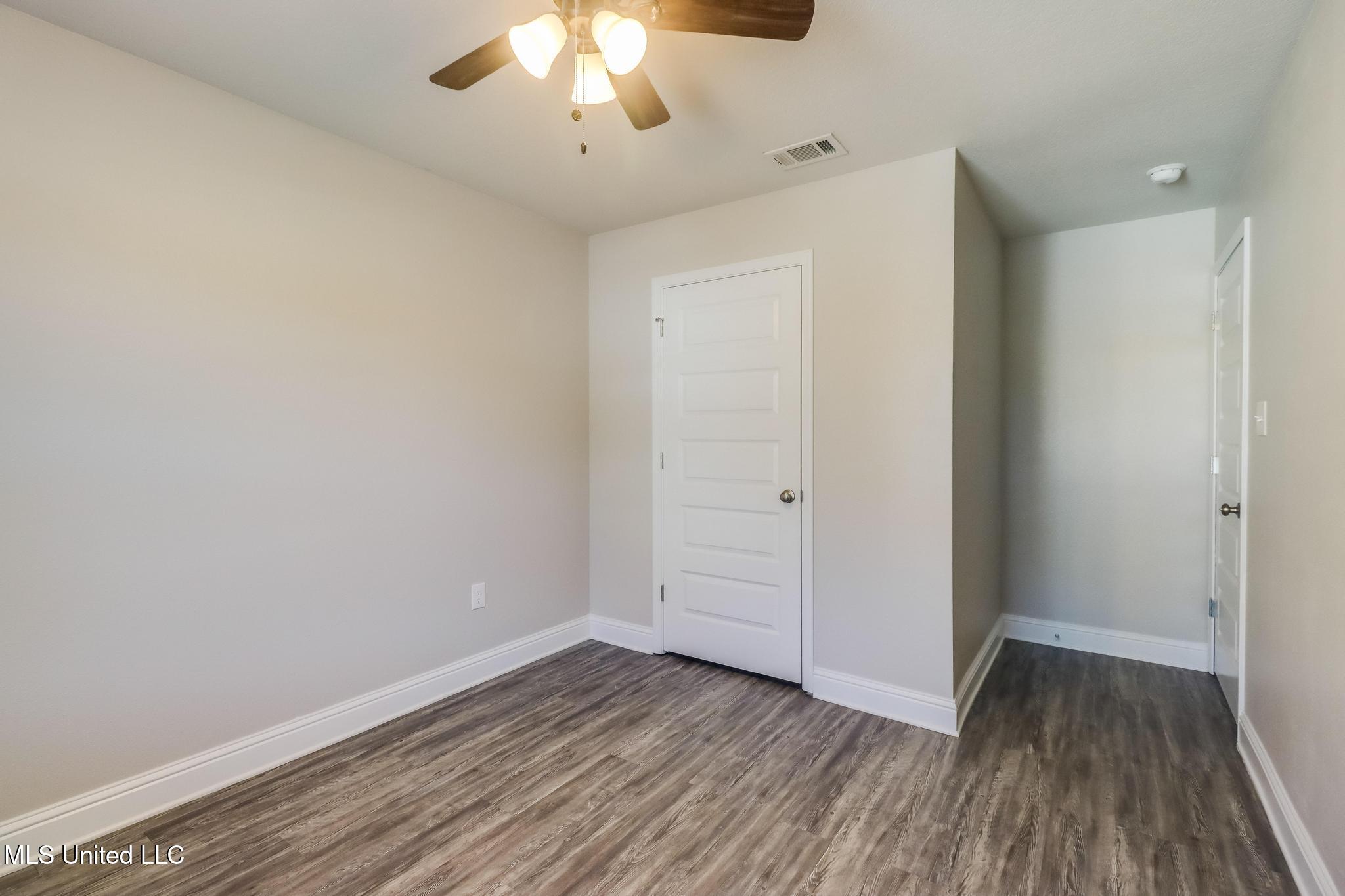 5261 Overland Drive Property Photo 14