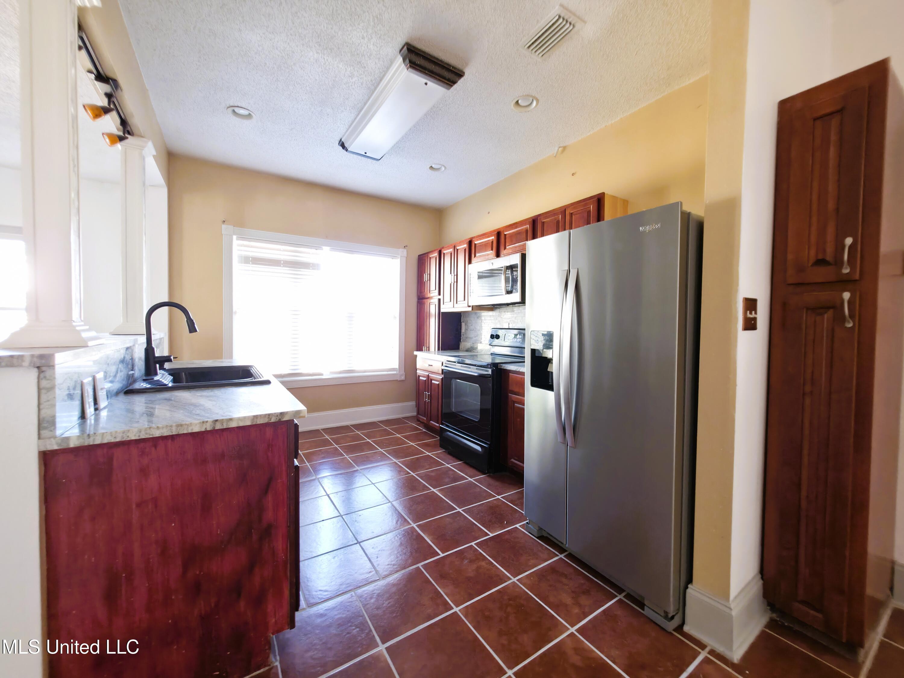 4700 Thompson Street Property Photo 12
