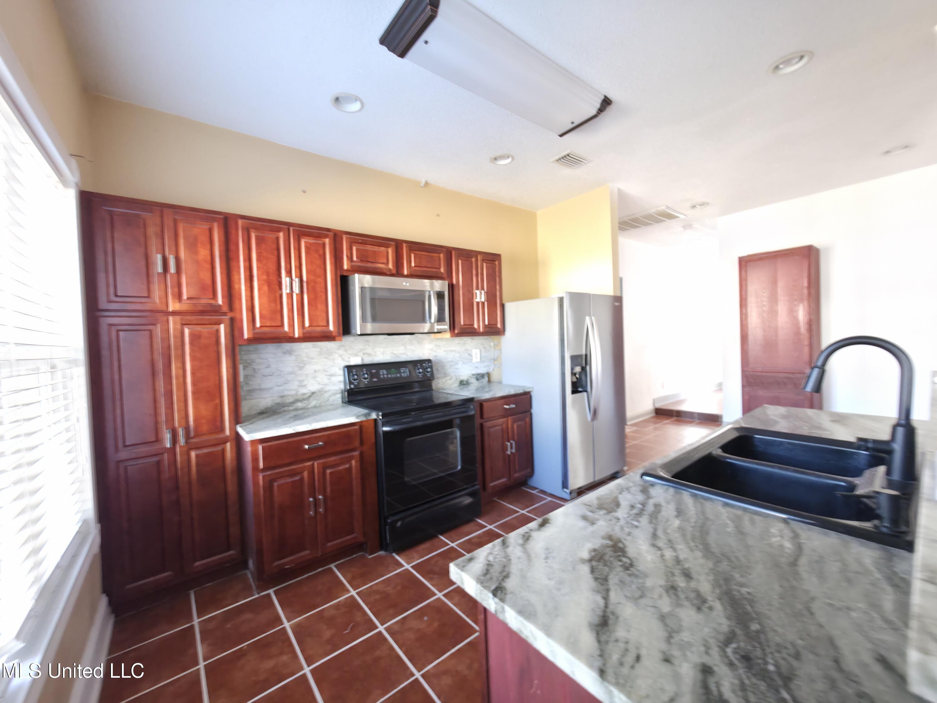 4700 Thompson Street Property Photo 13